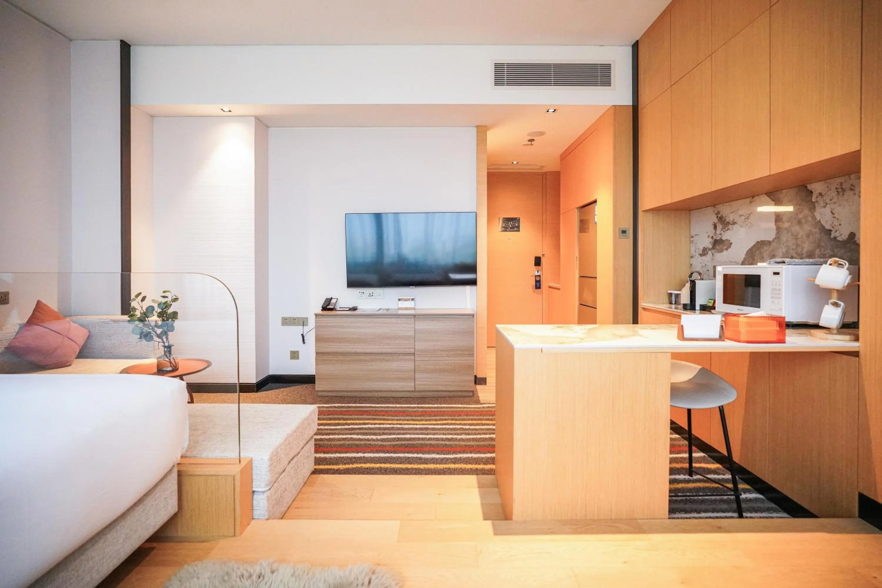 Photo of the whole room, Bed in Fraser Place Wujiaochang Shanghai - Adjoin business center, free minibar