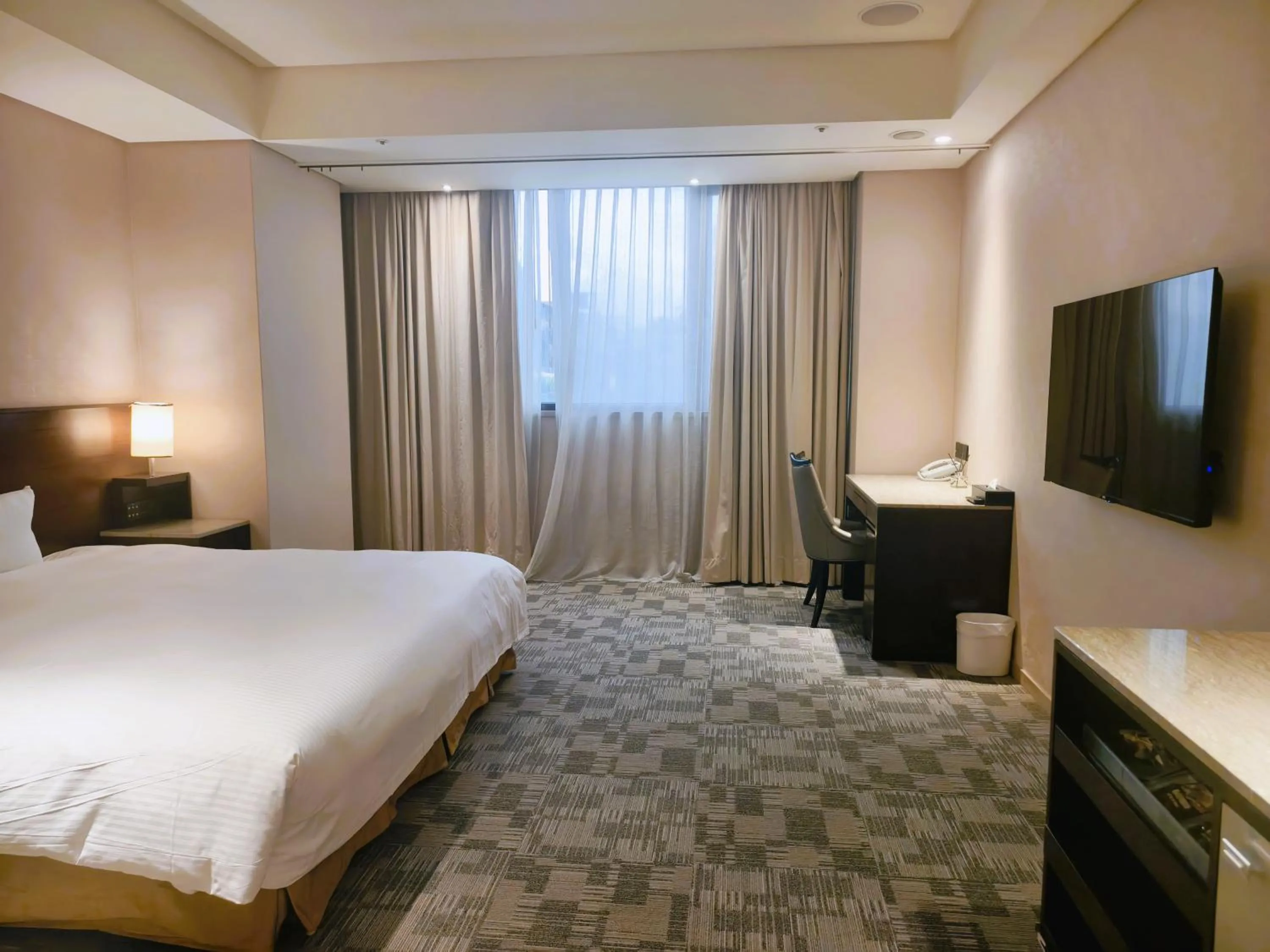 Photo of the whole room, Bed in Via Hotel Breeze