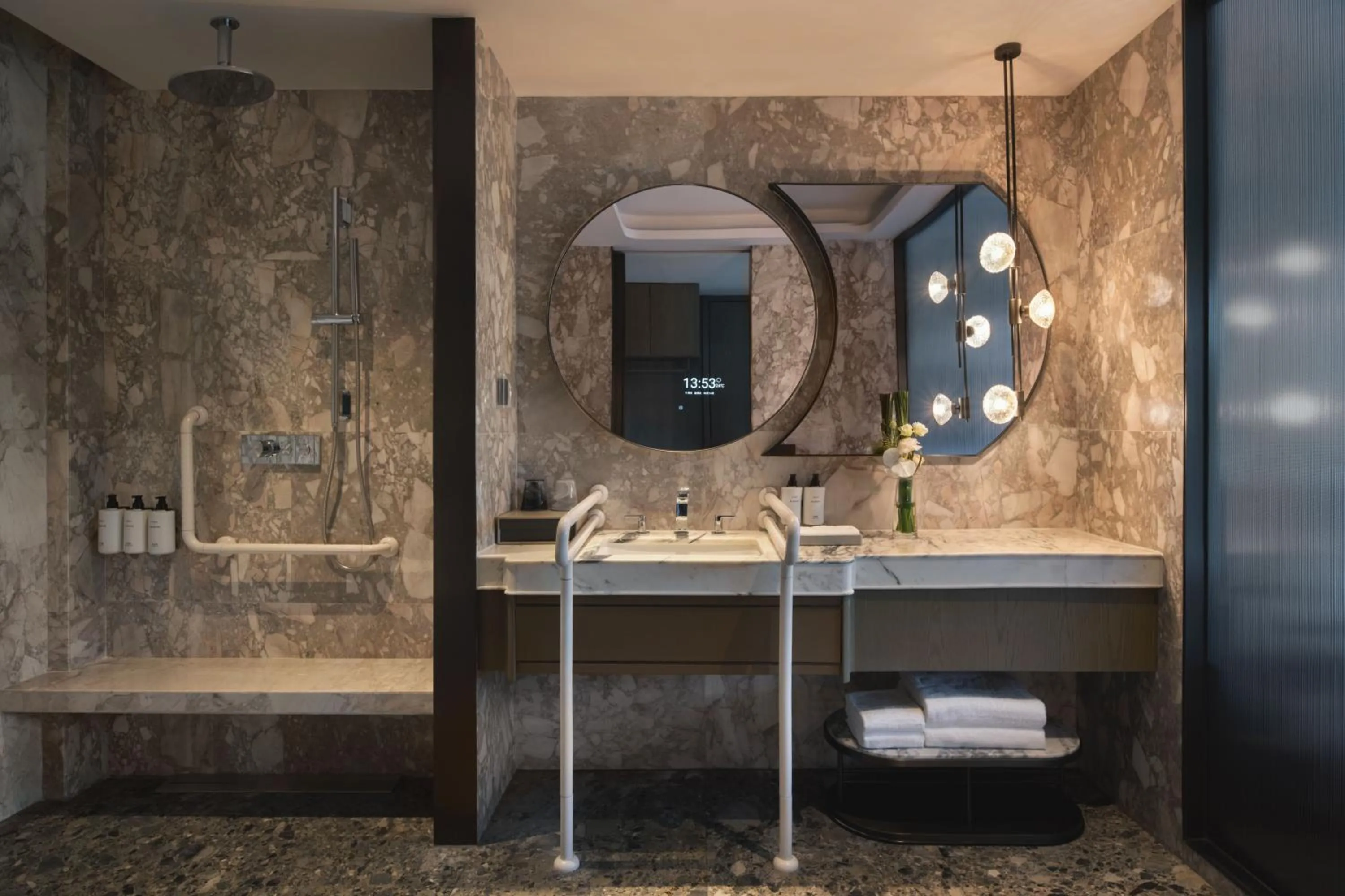 Shower in Intercontinetal Xiangyang