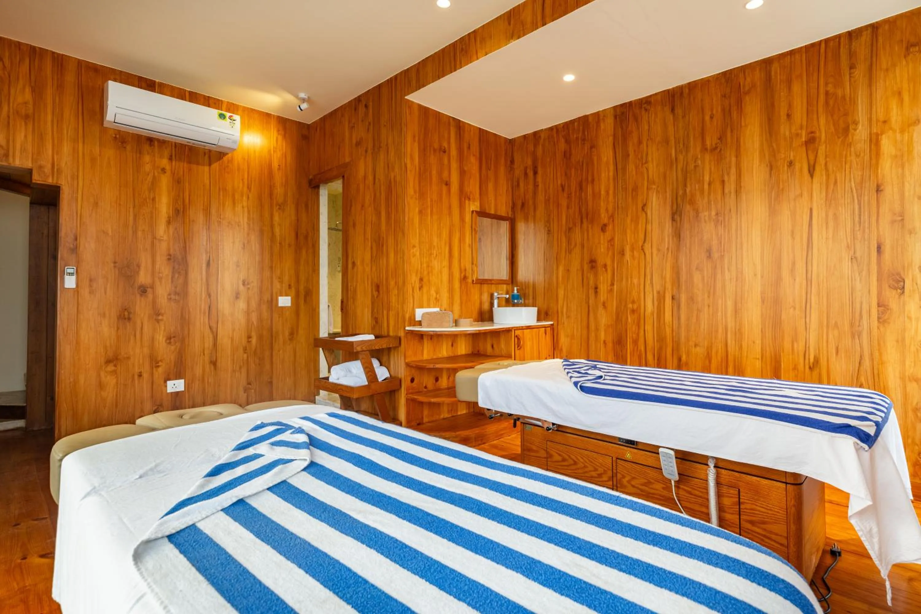 Bed in Amorzito by Solitaire Stays