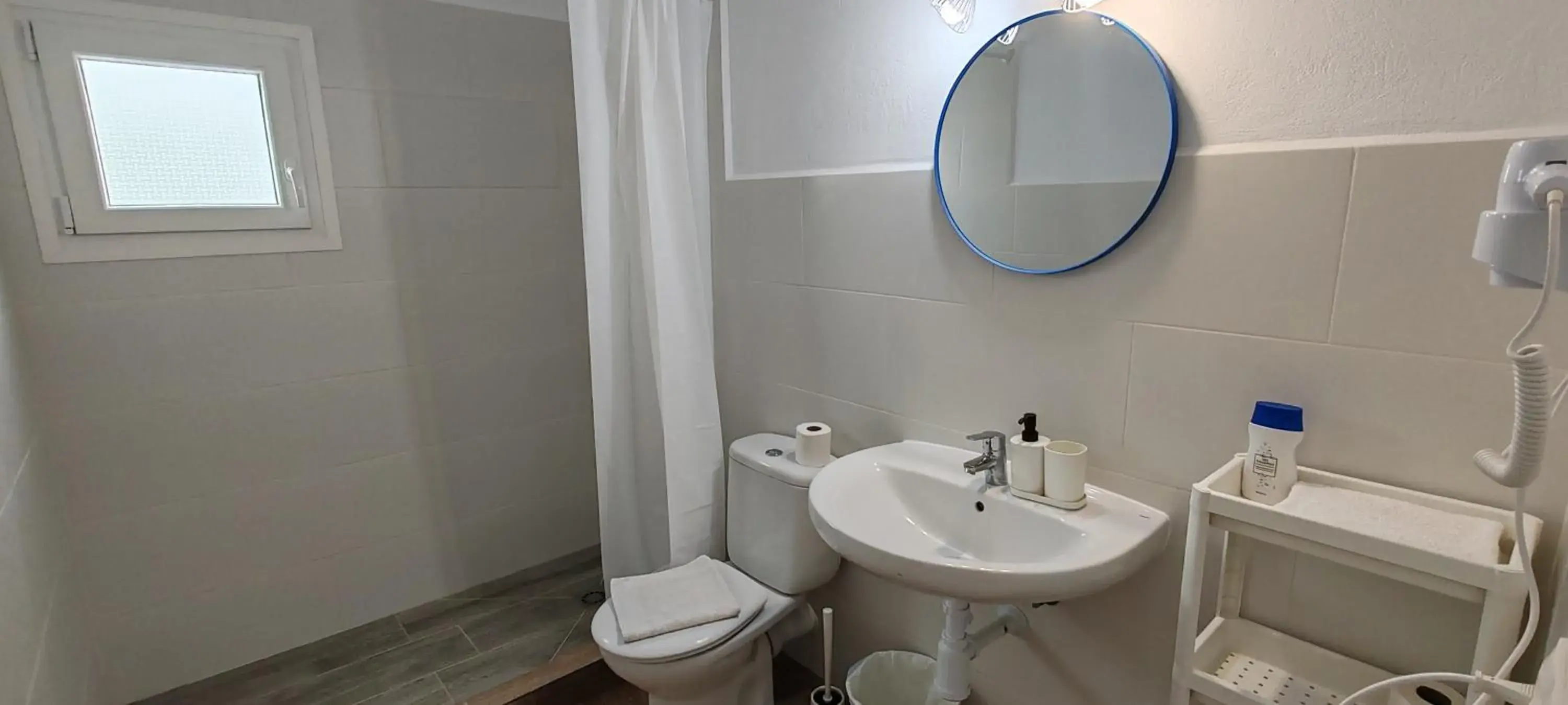 Triple Room with Balcony in Hostal Oasis Dor Triple Room with Balcony in Hostal Oasis Dor