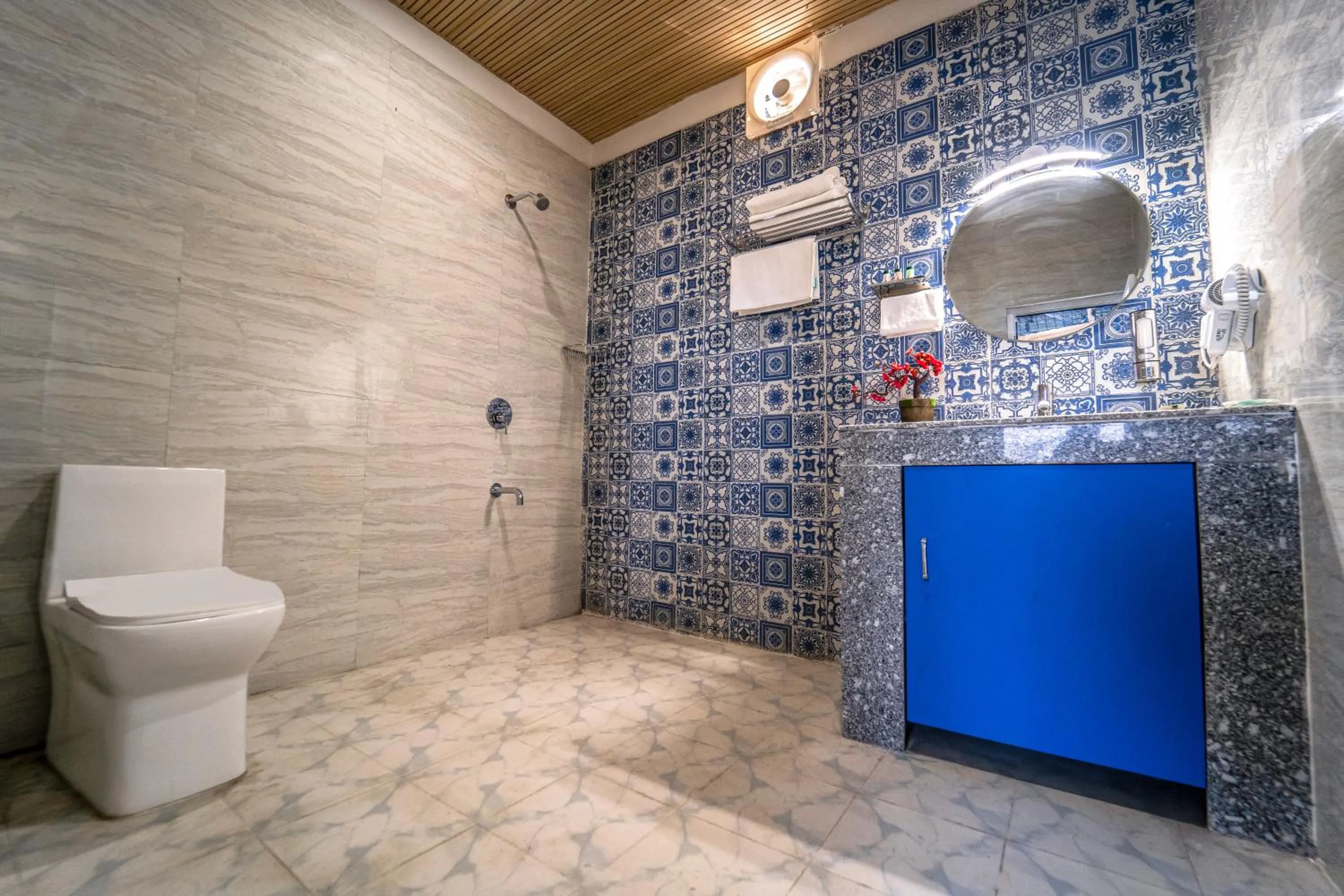 Shower in The Neeraj Ganga Cottages