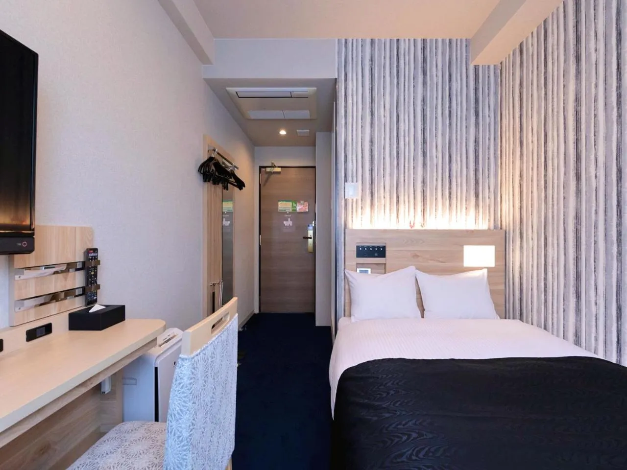 Photo of the whole room, Bed in APA Hotel Kyoto Gojo Omiya