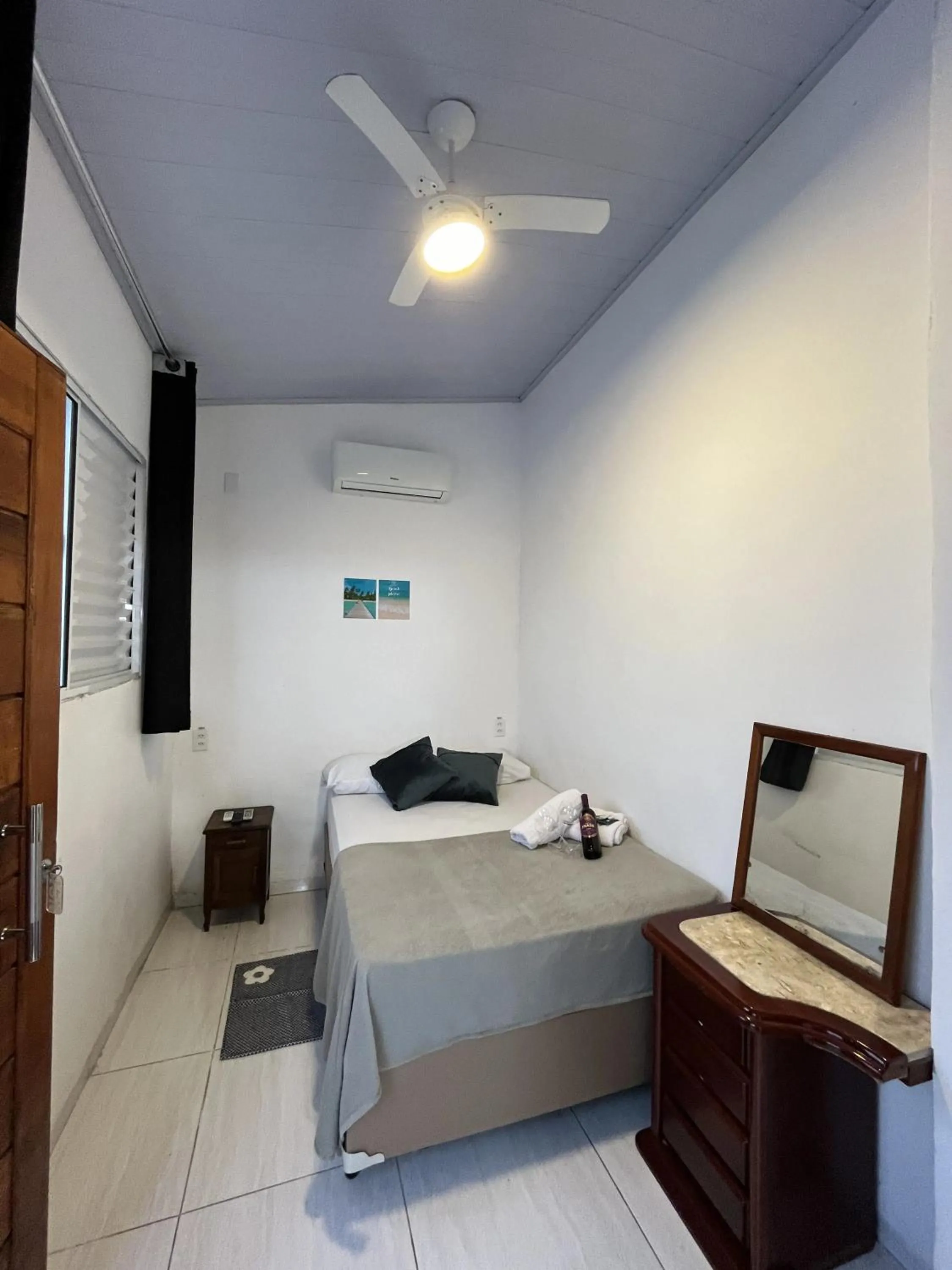 Photo of the whole room, Bed in Pousada Aloha Santos