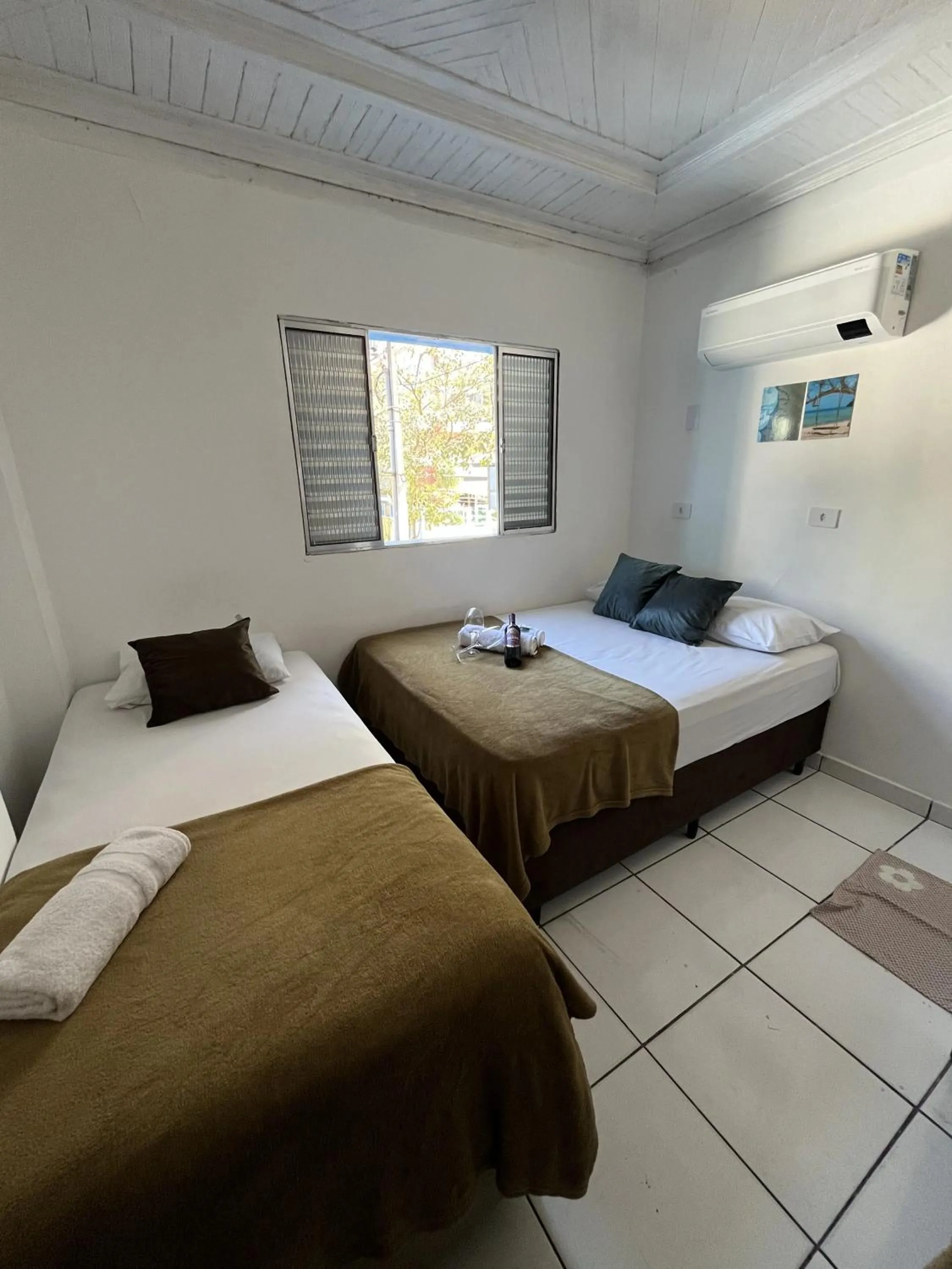 Photo of the whole room, Bed in Pousada Aloha Santos