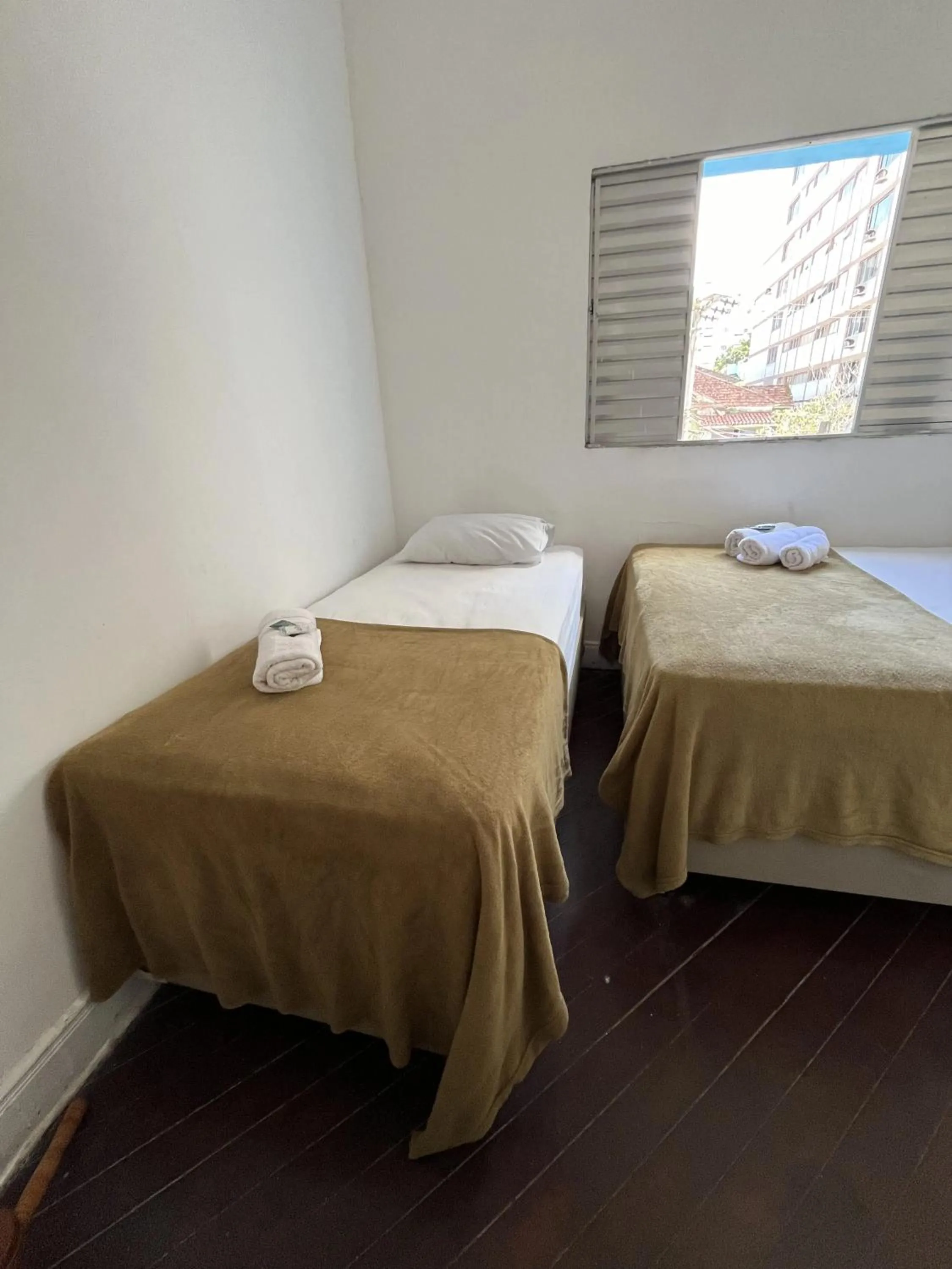 Photo of the whole room, Bed in Pousada Aloha Santos