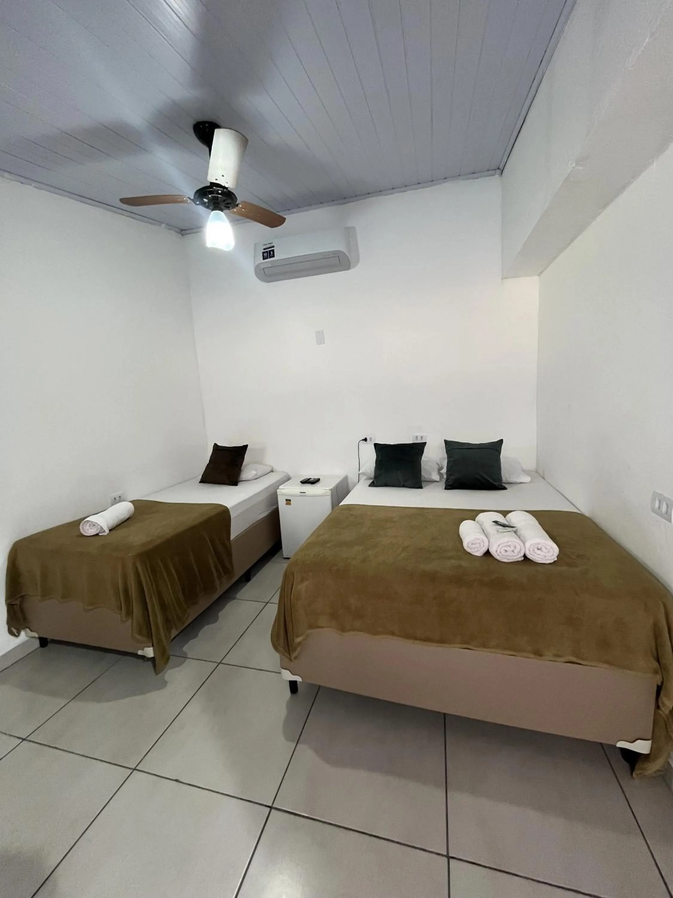 Photo of the whole room, Bed in Pousada Aloha Santos