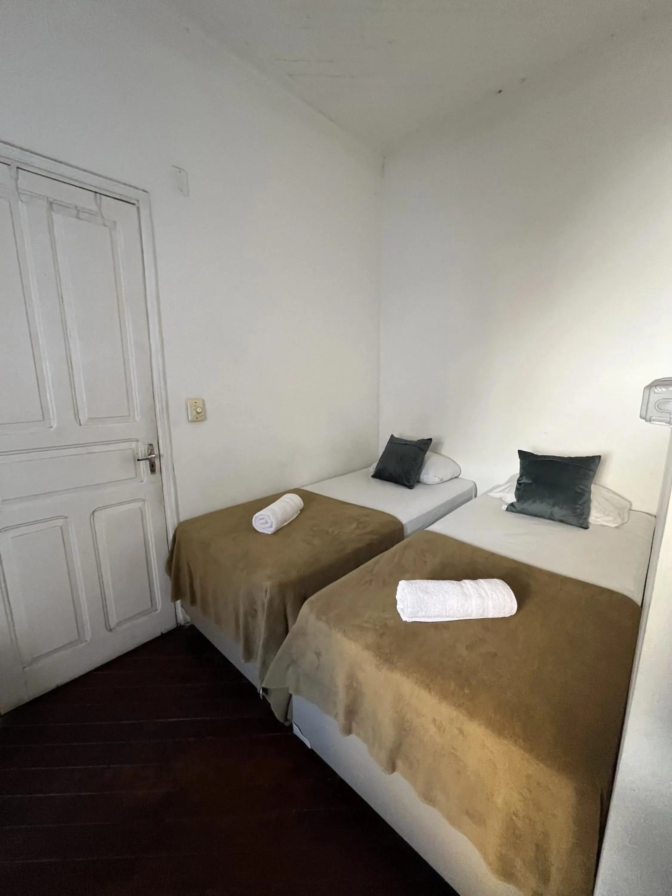 Photo of the whole room, Bed in Pousada Aloha Santos
