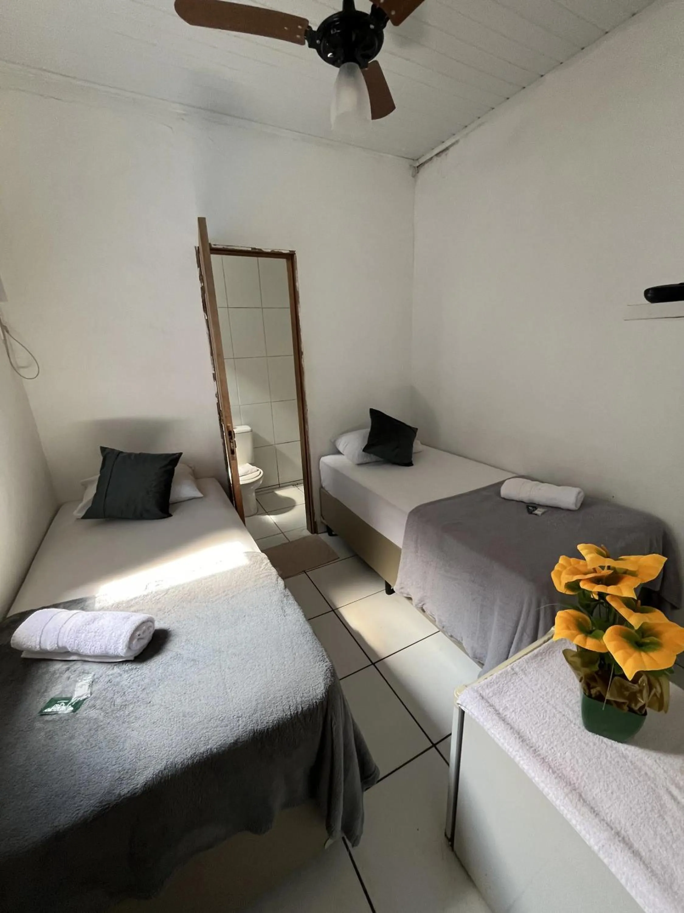 Photo of the whole room, Bed in Pousada Aloha Santos