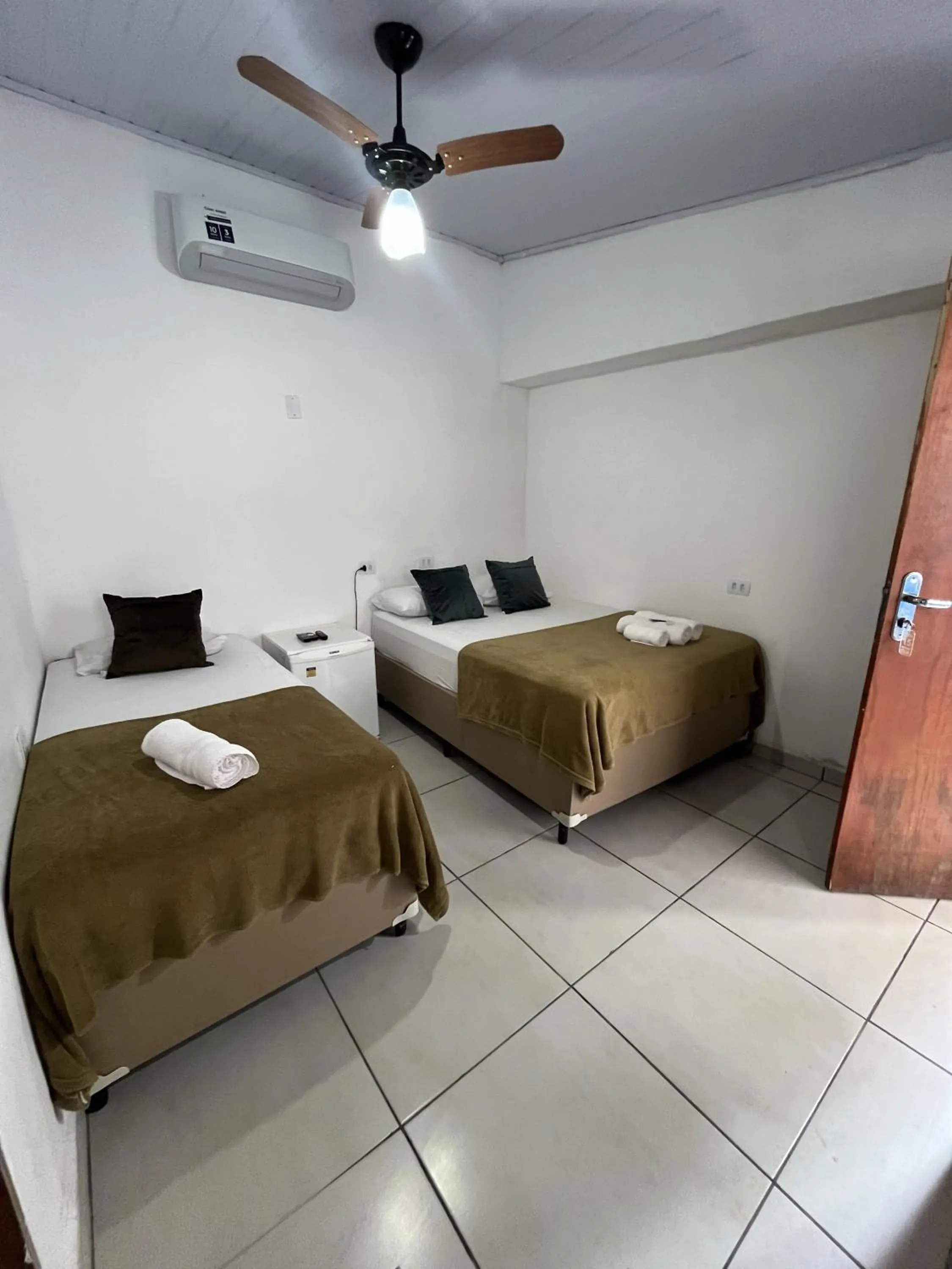 Photo of the whole room, Bed in Pousada Aloha Santos