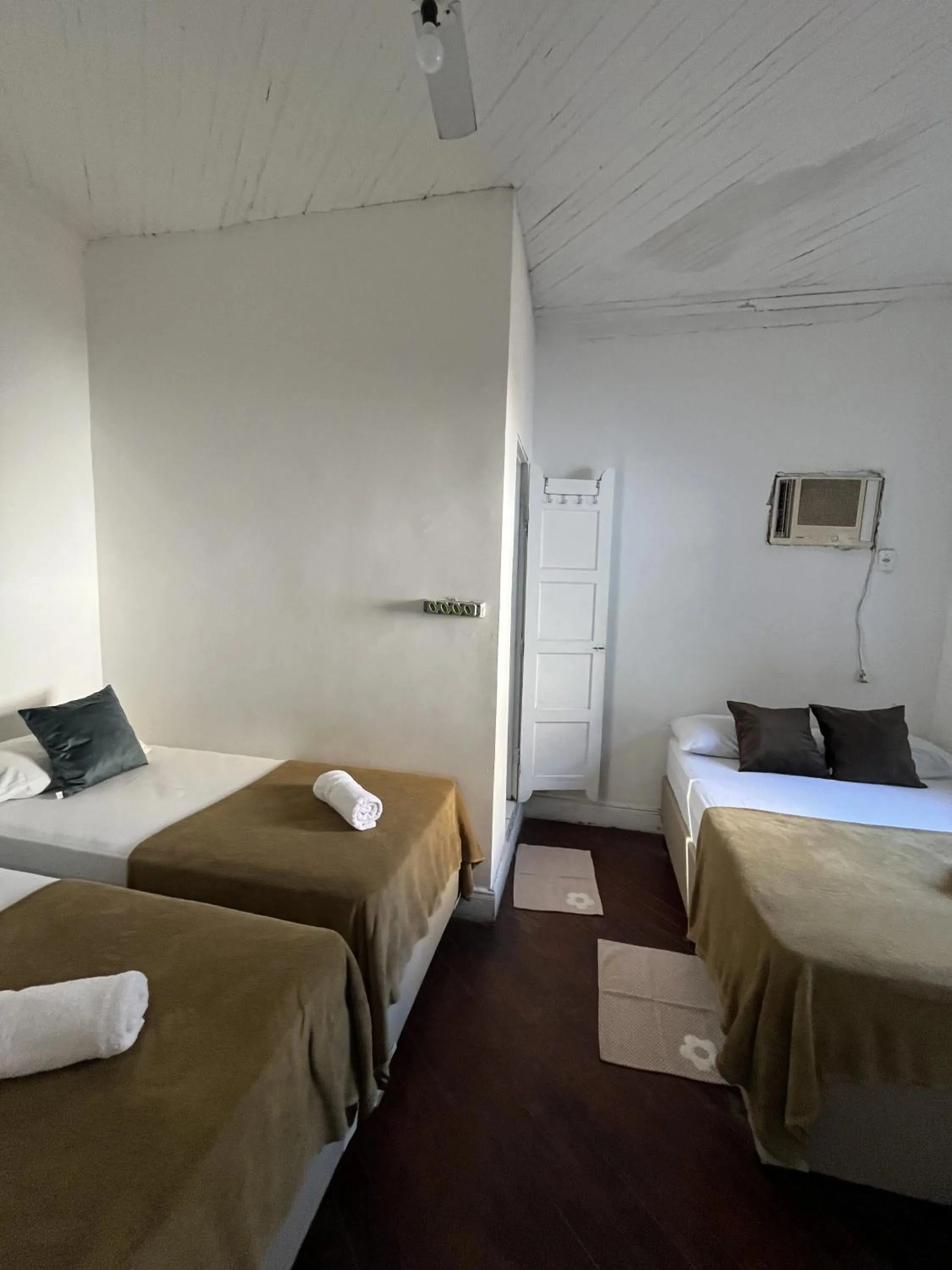 Photo of the whole room, Bed in Pousada Aloha Santos