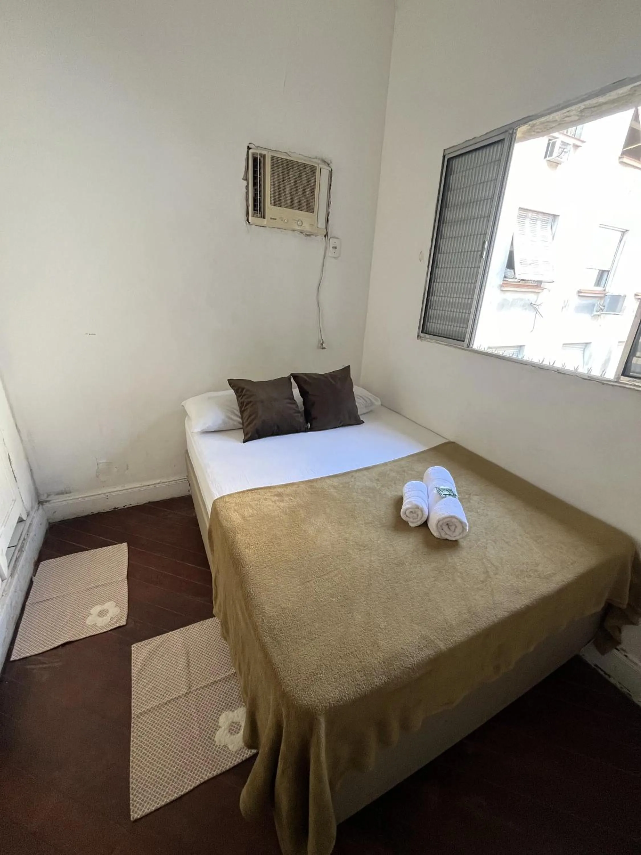 Photo of the whole room, Bed in Pousada Aloha Santos