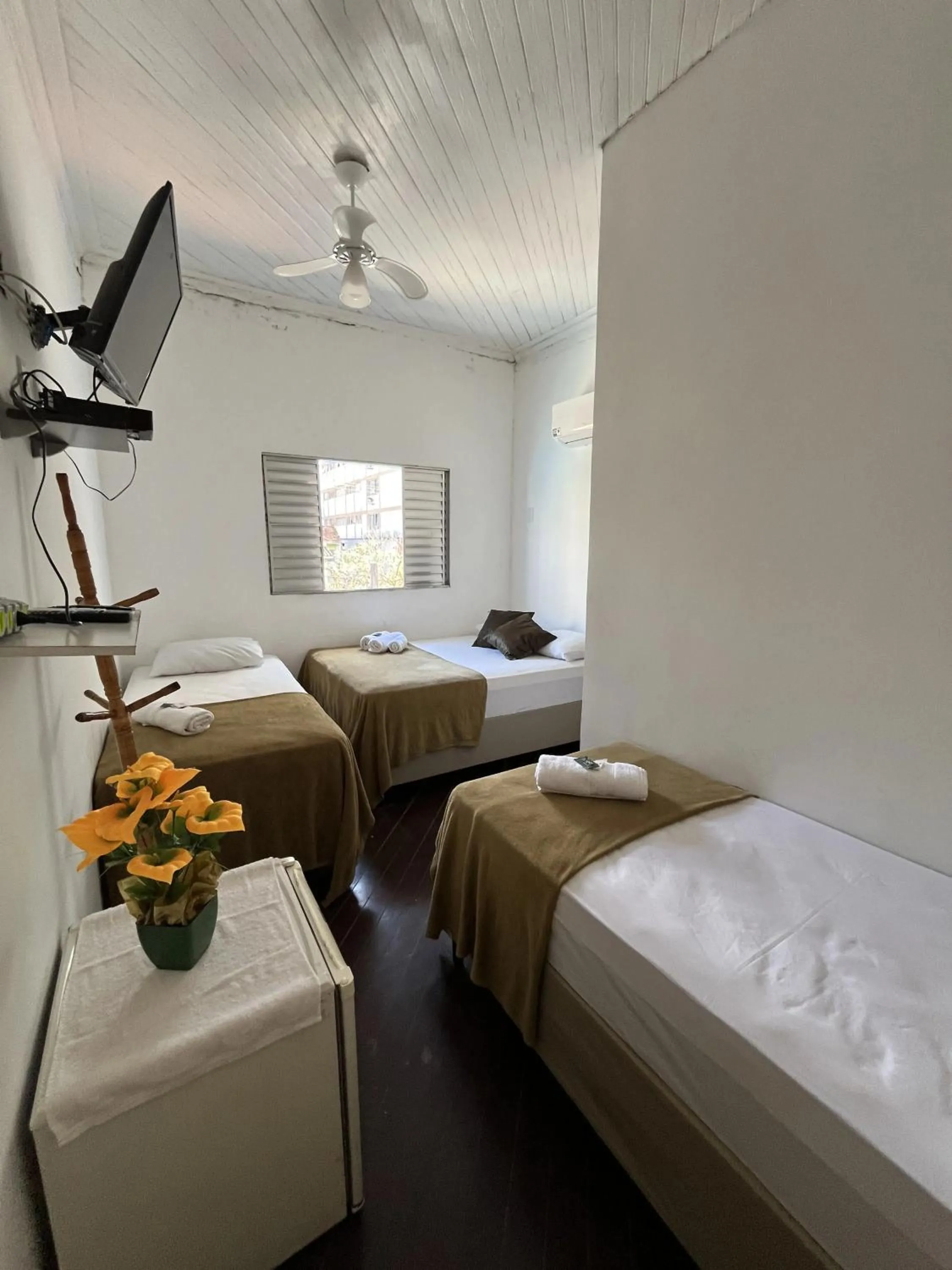 Photo of the whole room, Bed in Pousada Aloha Santos