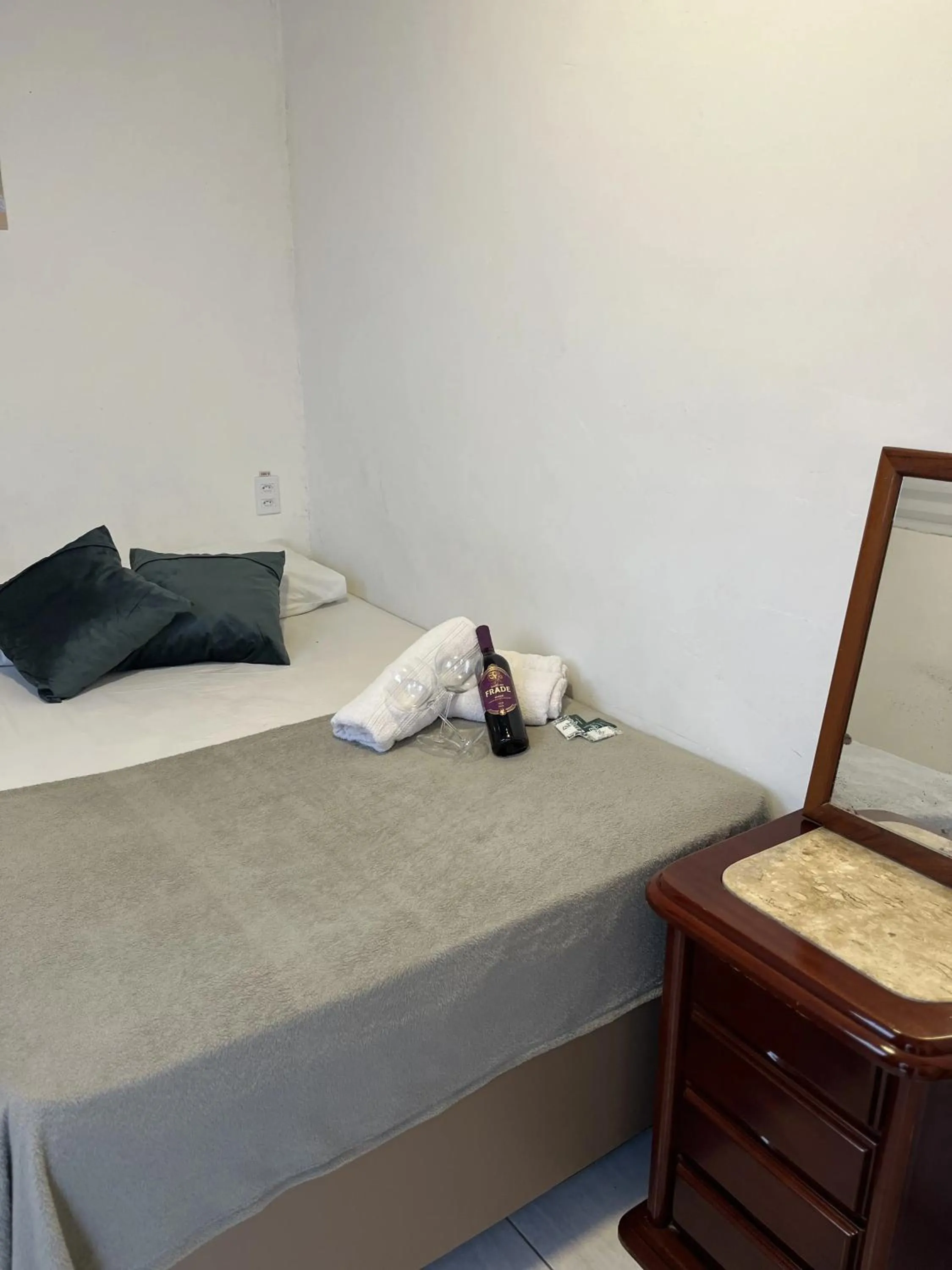 Photo of the whole room, Bed in Pousada Aloha Santos