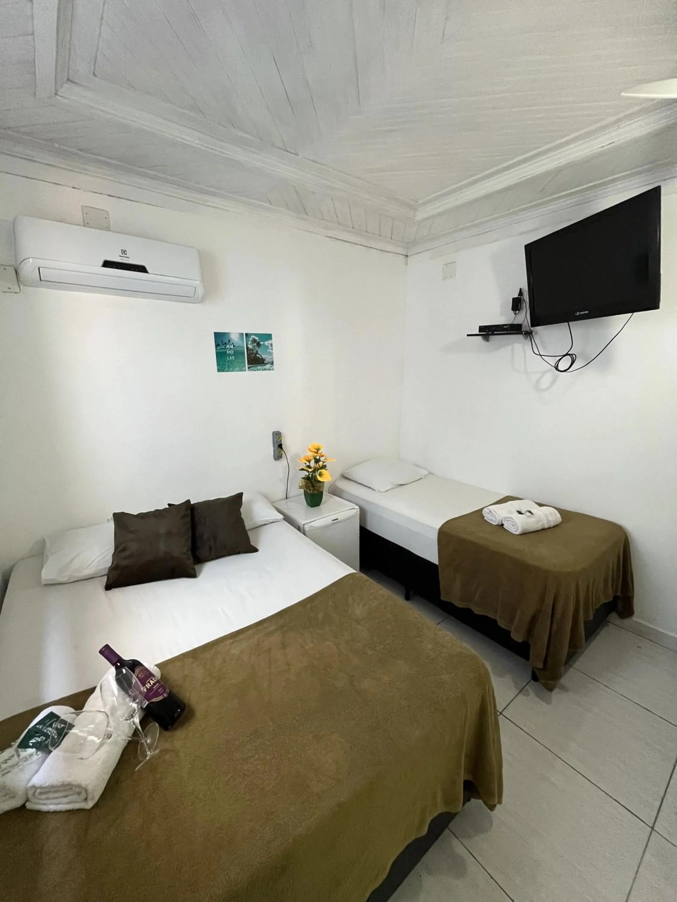 Photo of the whole room, Bed in Pousada Aloha Santos