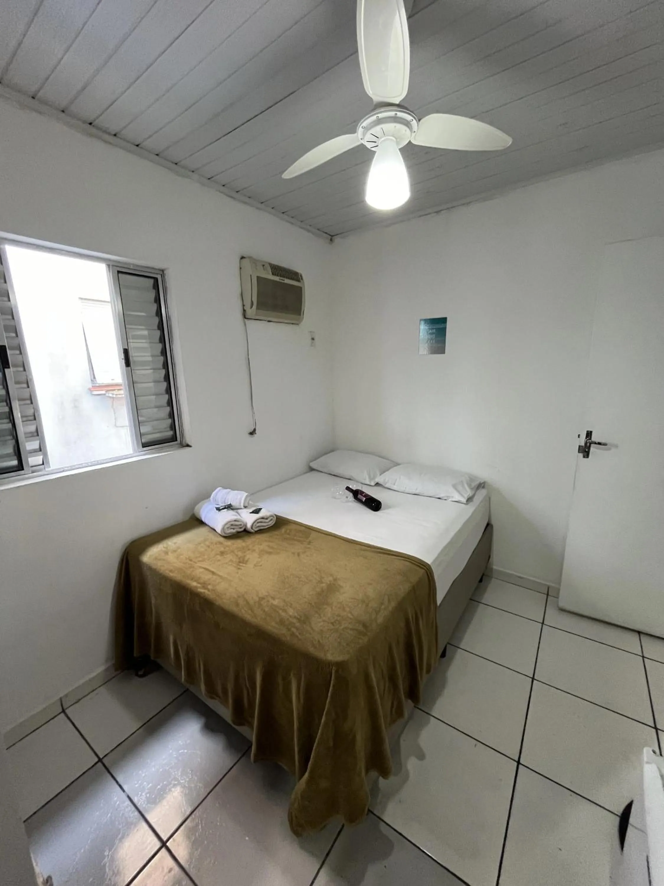 Photo of the whole room, Bed in Pousada Aloha Santos