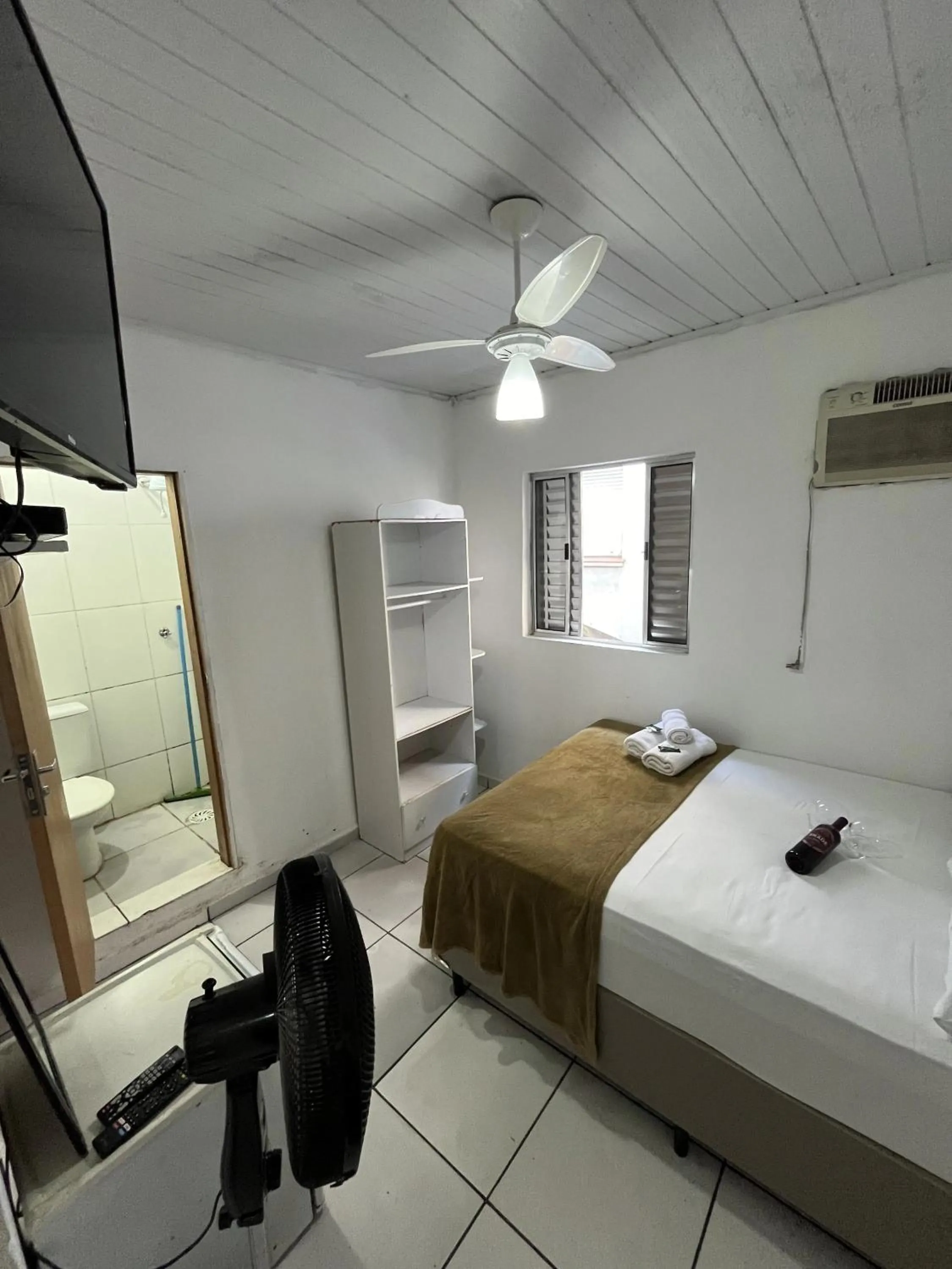 Photo of the whole room, Bed in Pousada Aloha Santos