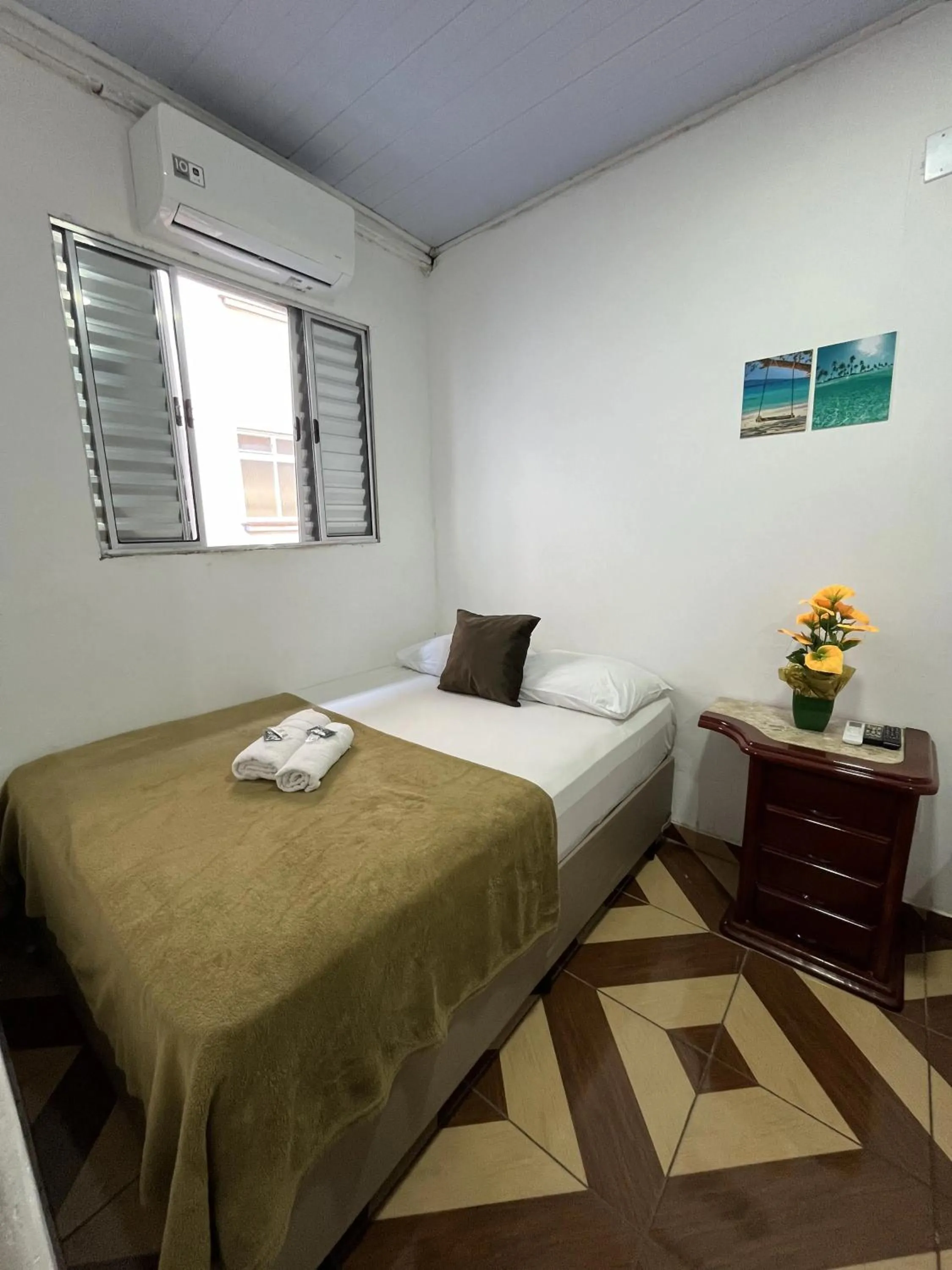 Photo of the whole room, Bed in Pousada Aloha Santos