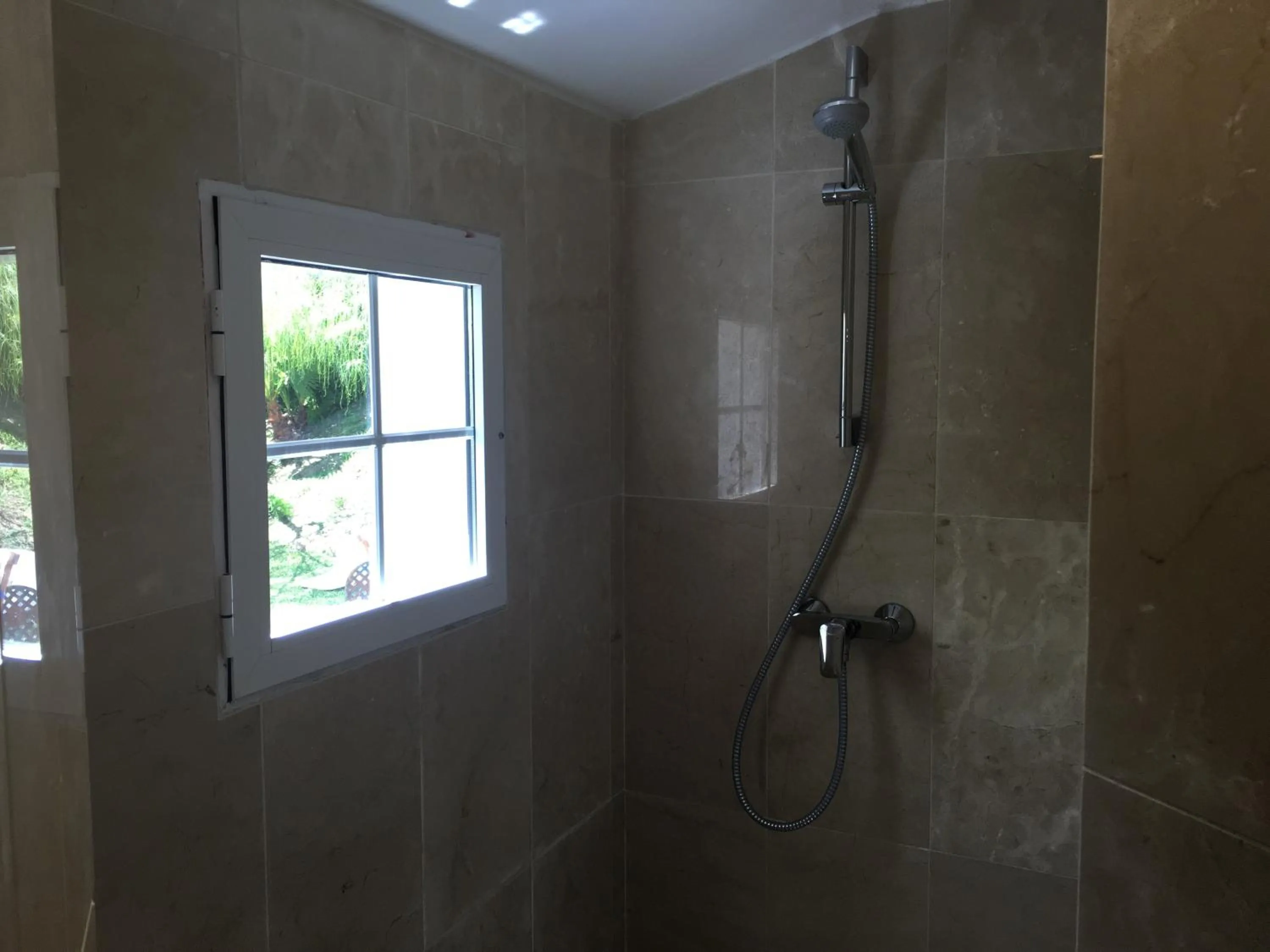 Shower in La Perla de Torrenueva