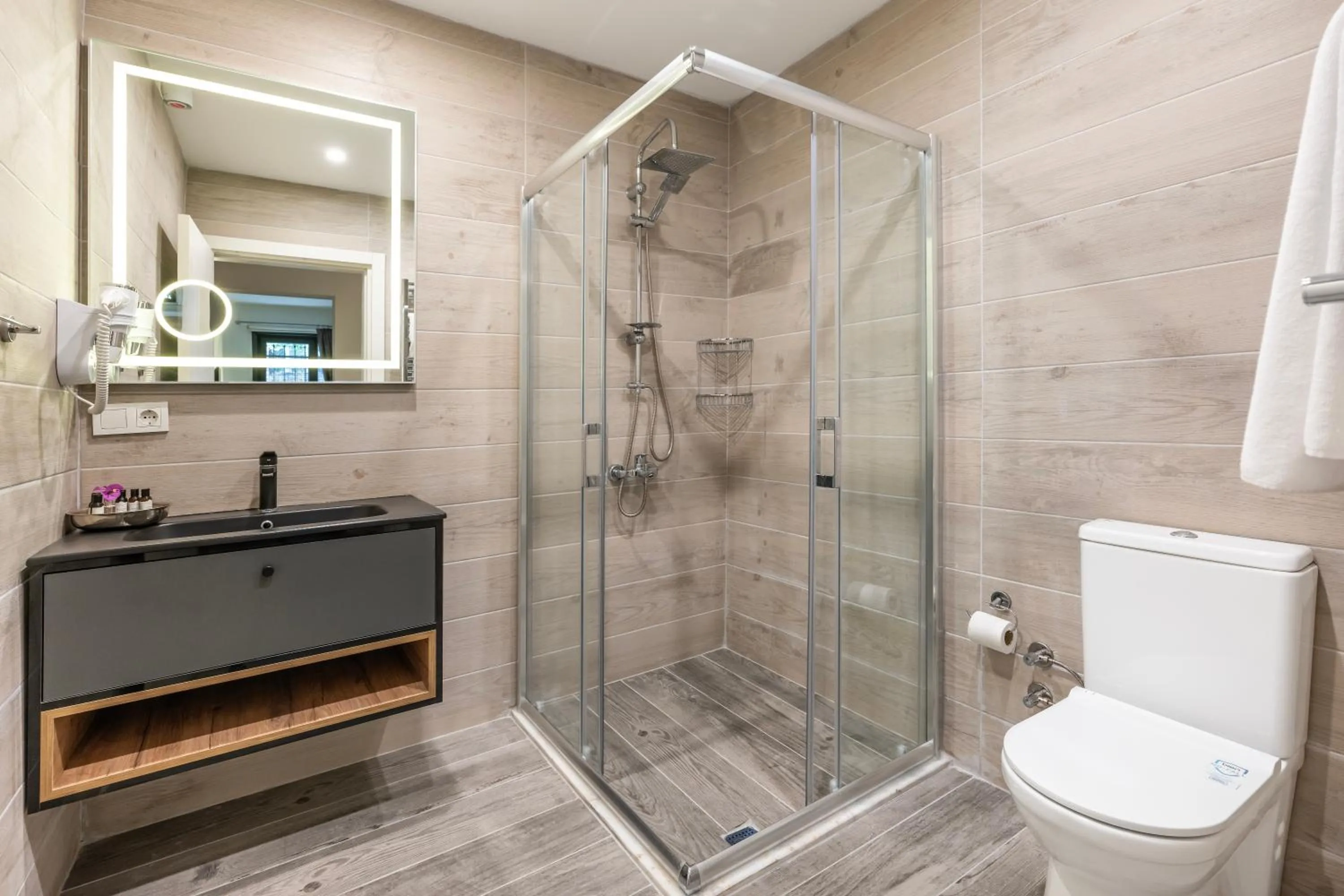 Shower in Hillora Hotel Buyukada