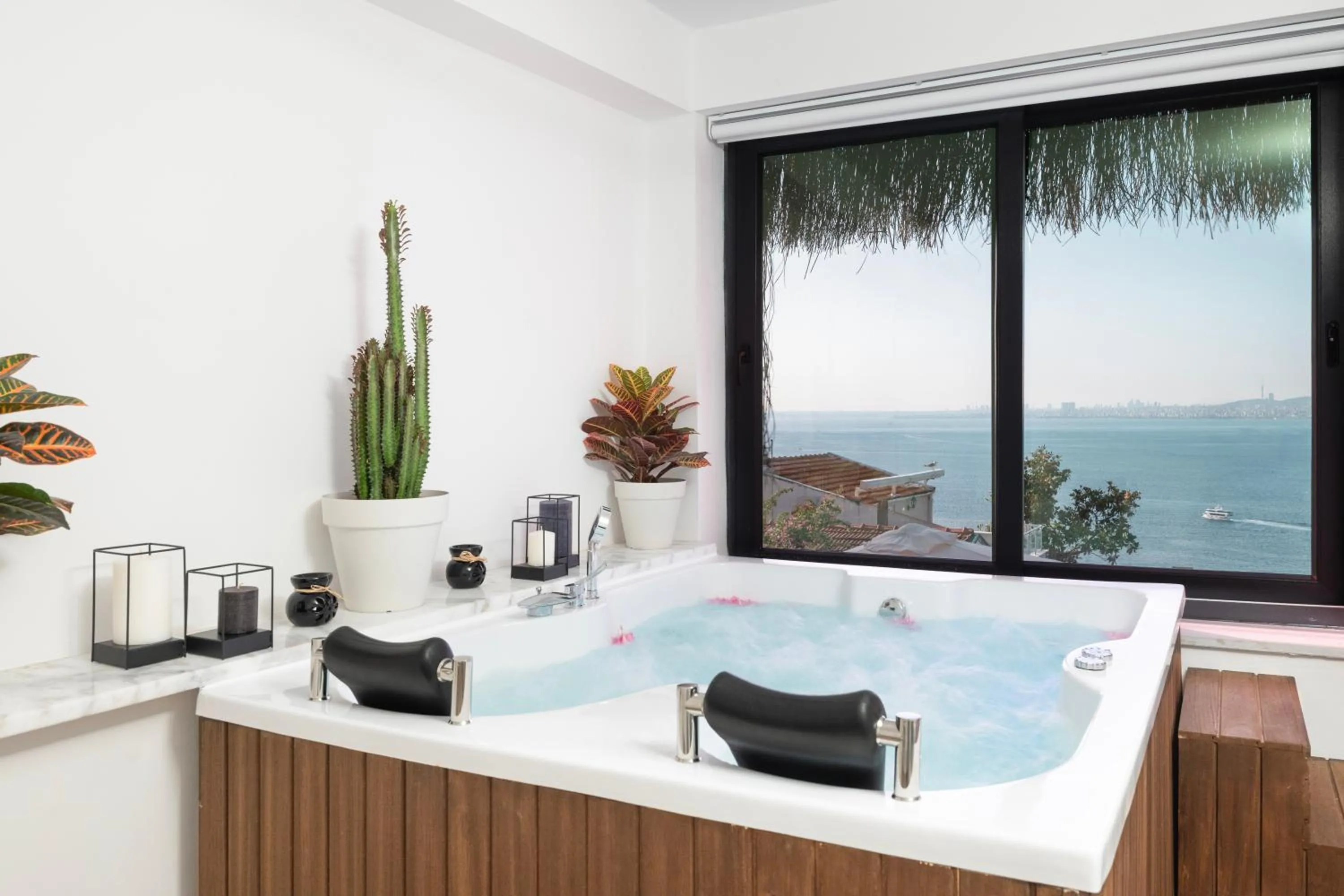 Hot Tub in Hillora Hotel Buyukada