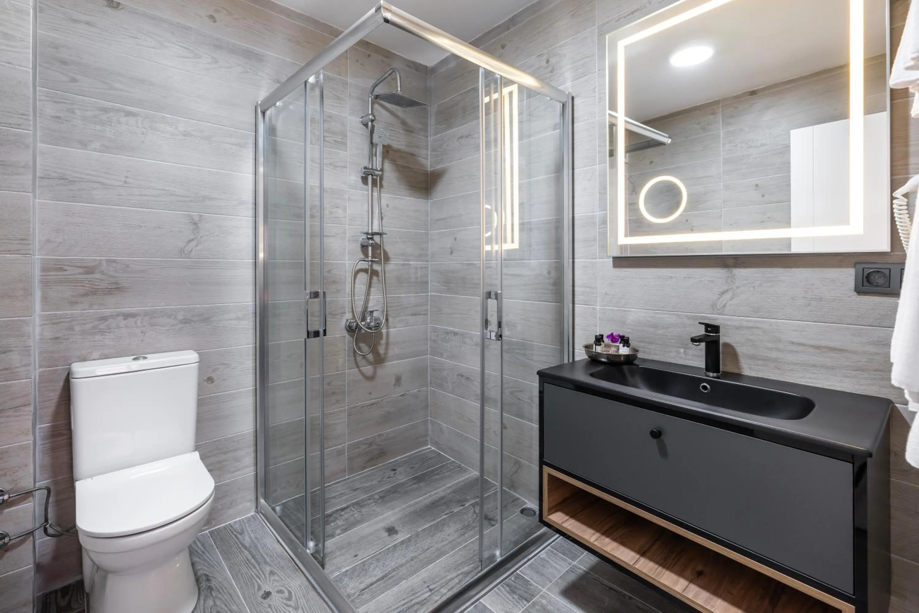 Shower in Hillora Hotel Buyukada