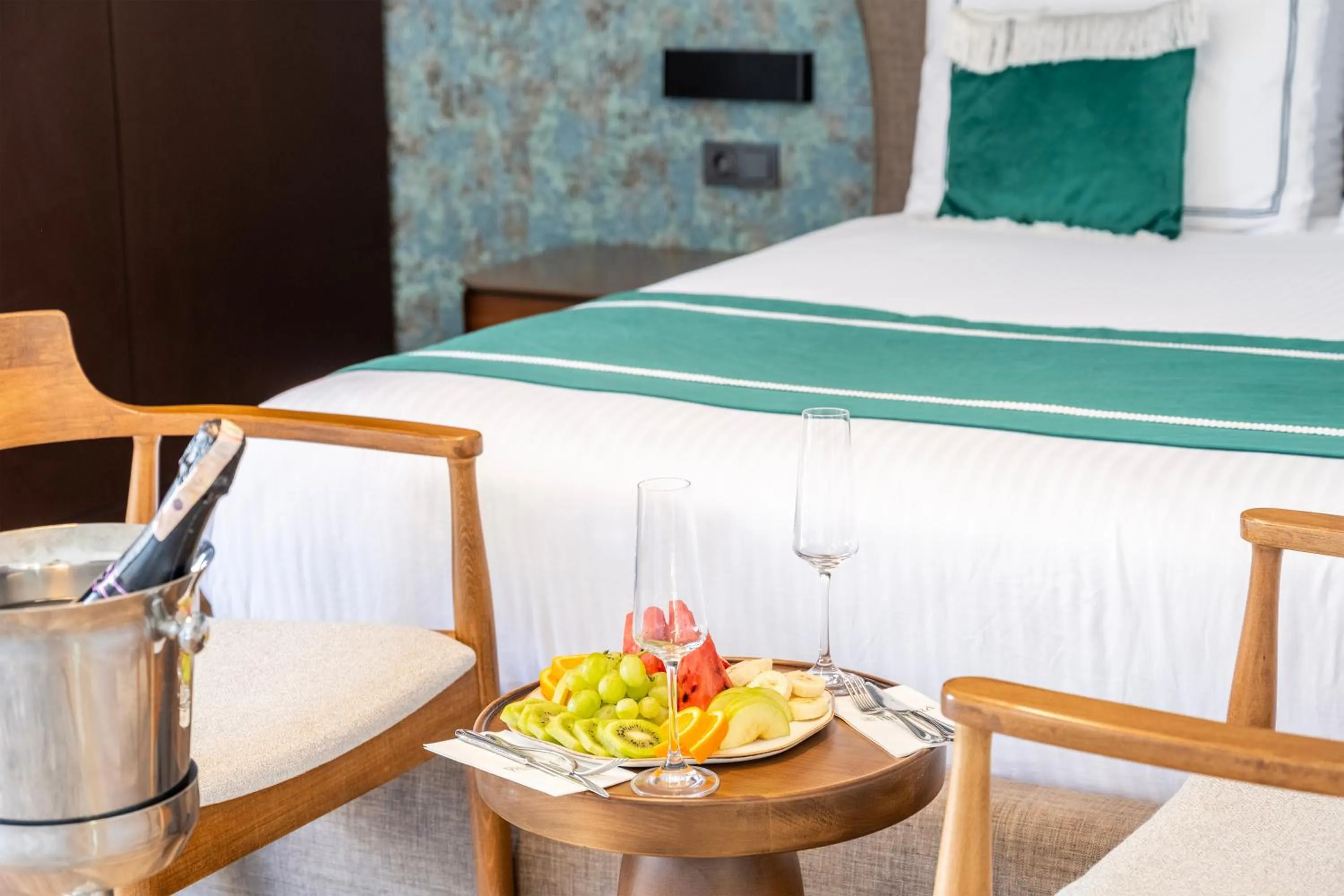 Alcoholic drinks, Bed in Hillora Hotel Buyukada