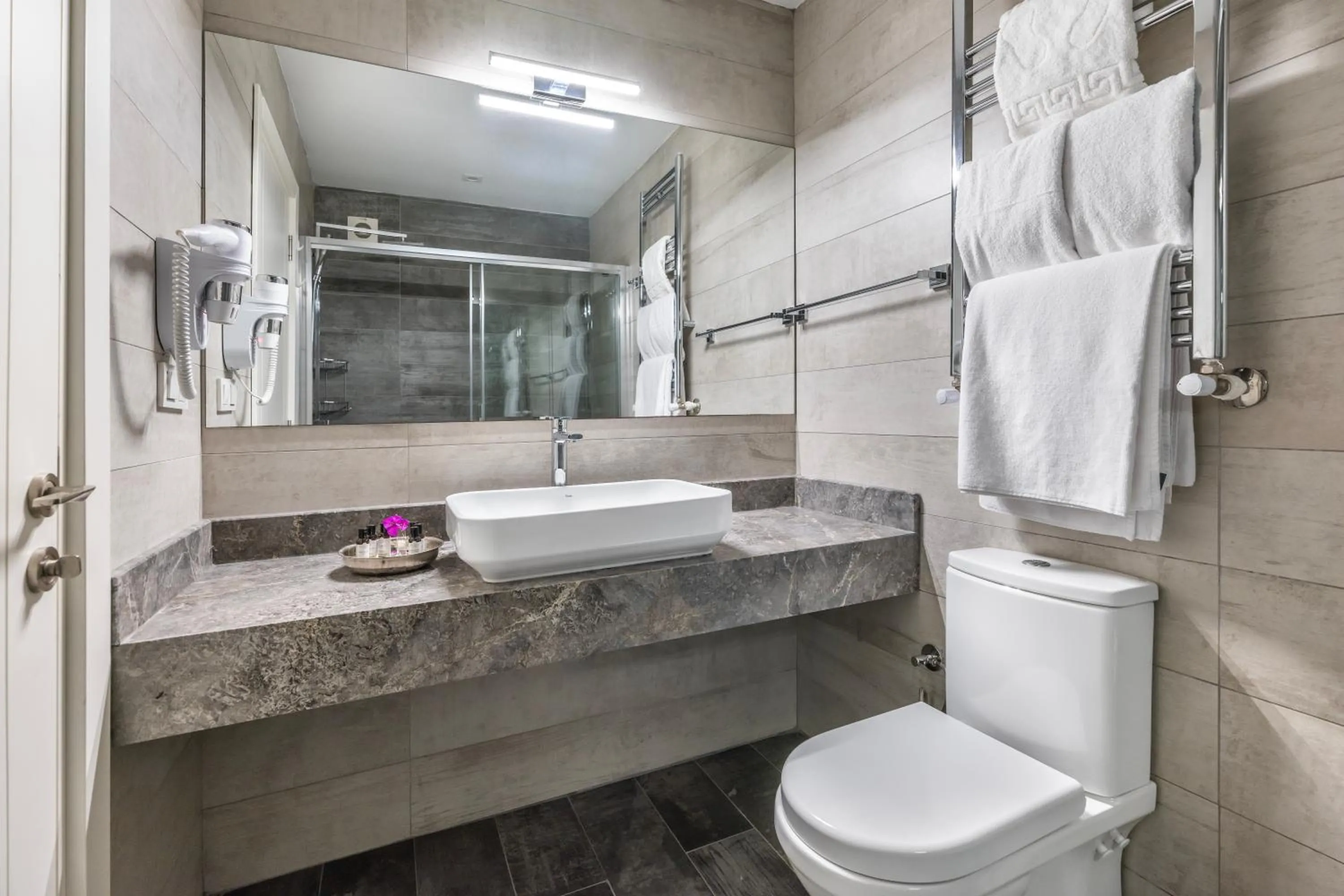 Shower in Hillora Hotel Buyukada