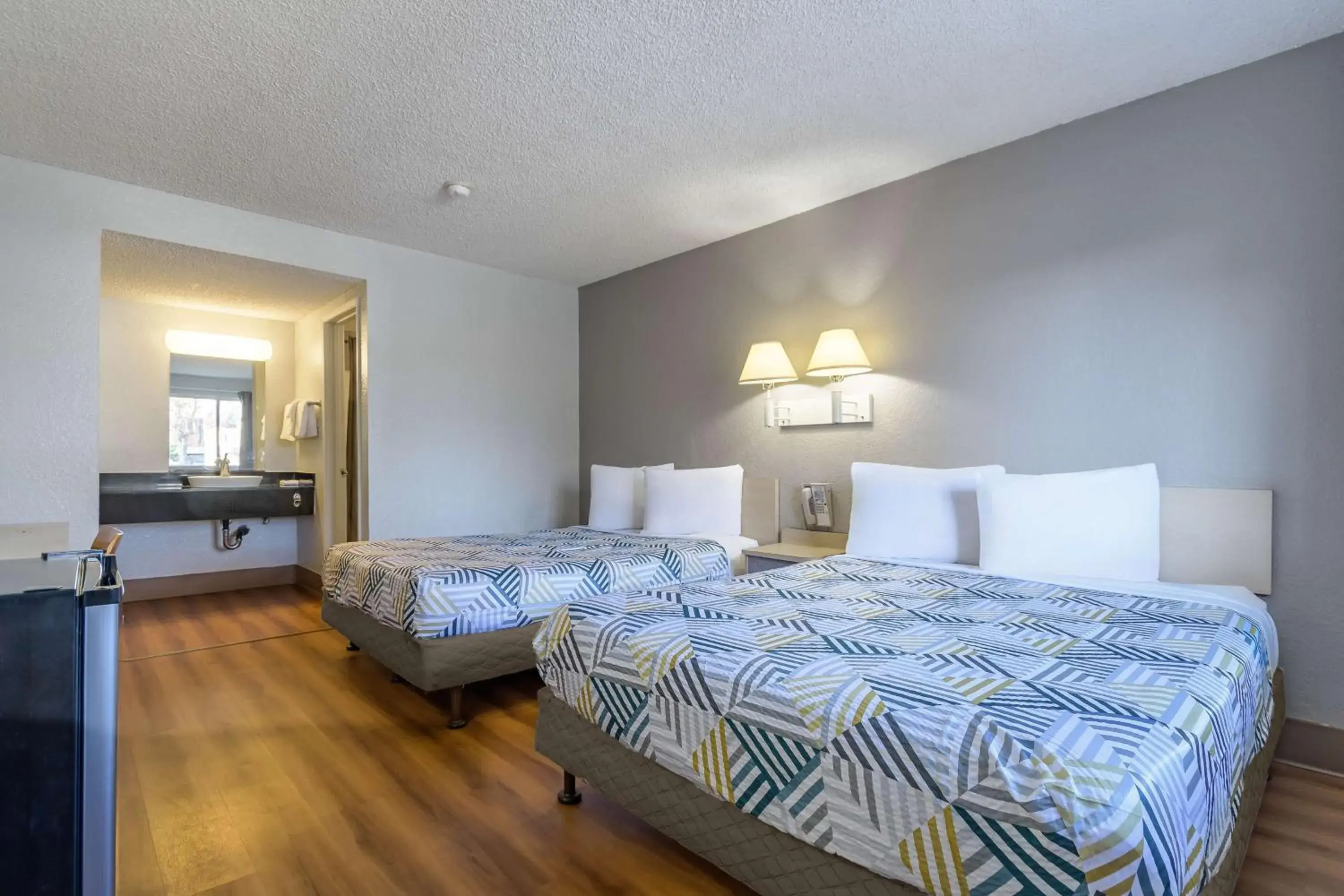 Bedroom, Bed in Studio 6 Hayward, CA Silicon Valley Gateway Bedroom, Bed in Studio 6 Hayward, CA Silicon Valley Gateway