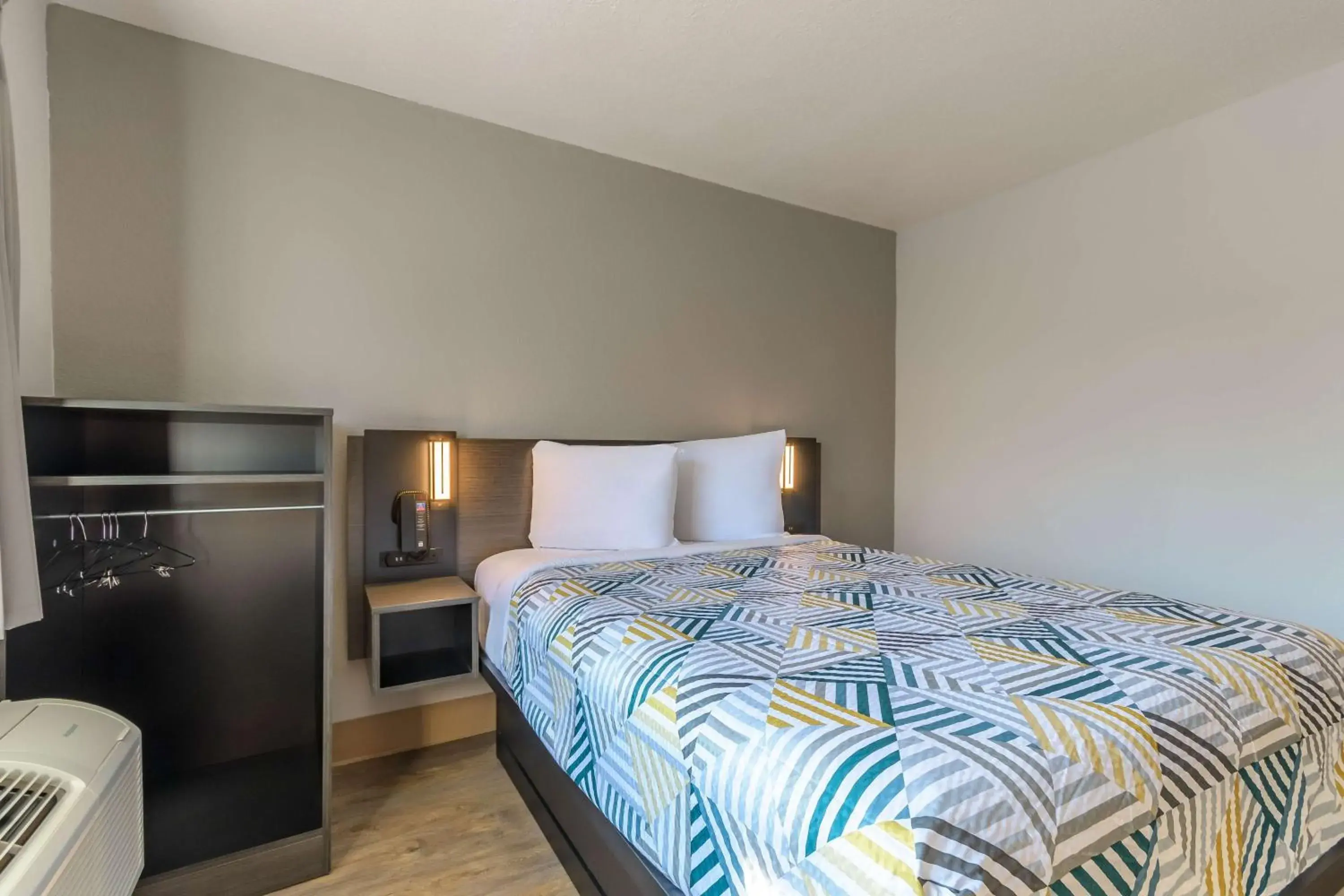 Bedroom, Bed in Studio 6 Hayward, CA Silicon Valley Gateway Bedroom, Bed in Studio 6 Hayward, CA Silicon Valley Gateway