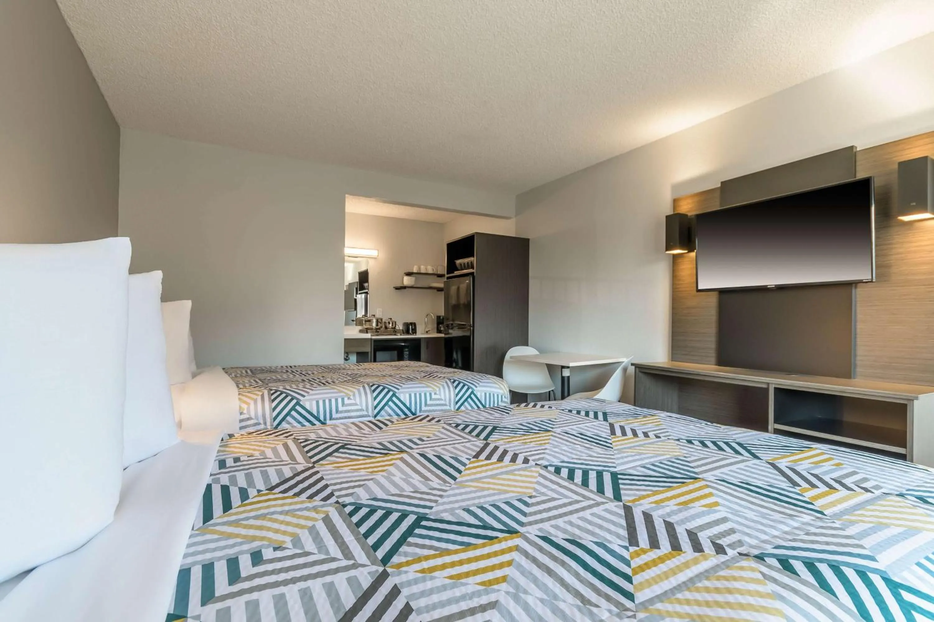 Bedroom, Bed in Studio 6 Hayward, CA Silicon Valley Gateway