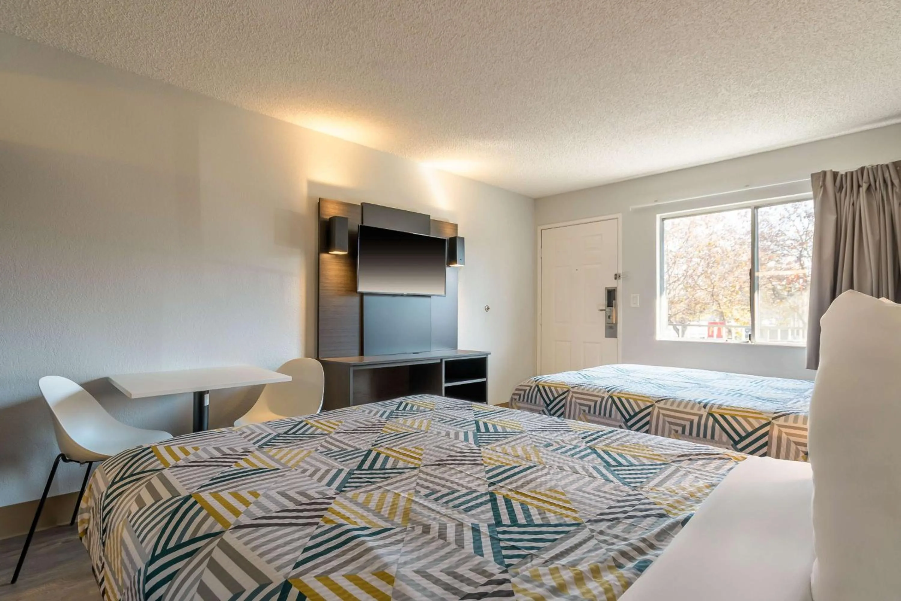 Bedroom, Bed in Studio 6 Hayward, CA Silicon Valley Gateway