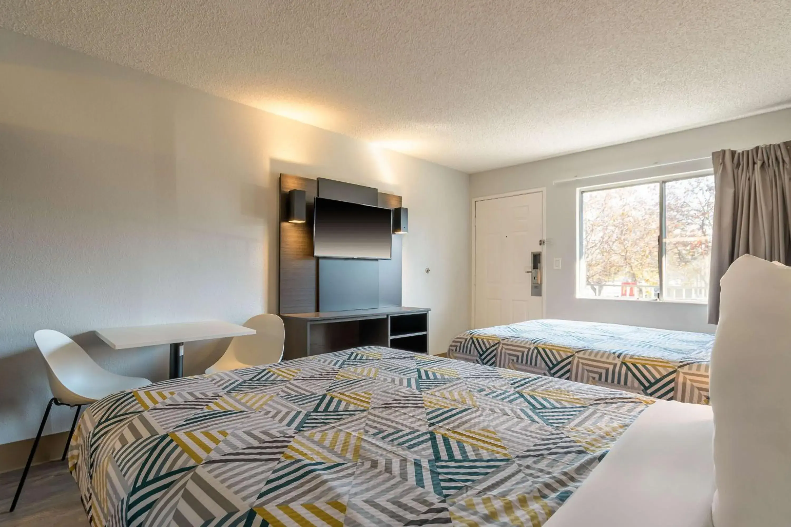 Bedroom, Bed in Studio 6 Hayward, CA Silicon Valley Gateway Bedroom, Bed in Studio 6 Hayward, CA Silicon Valley Gateway