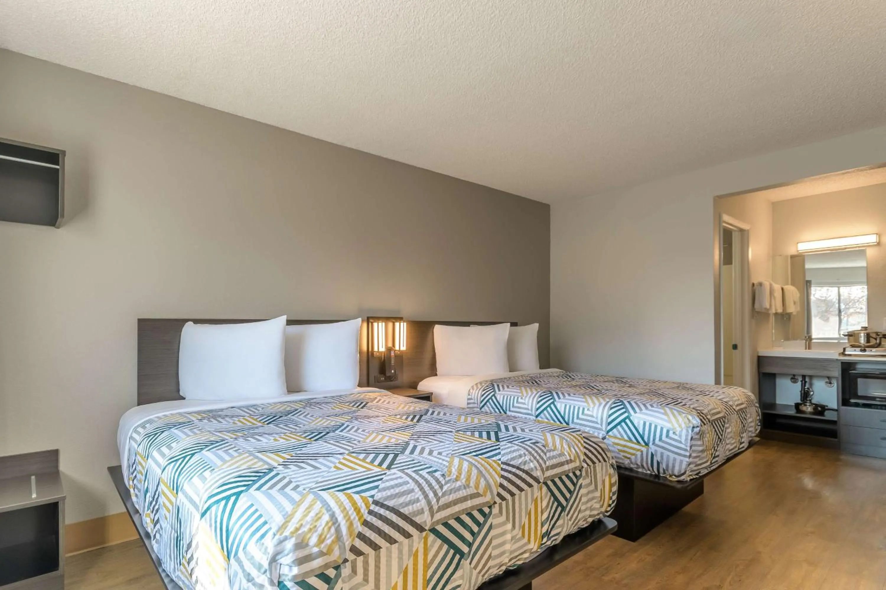 Bedroom, Bed in Studio 6 Hayward, CA Silicon Valley Gateway