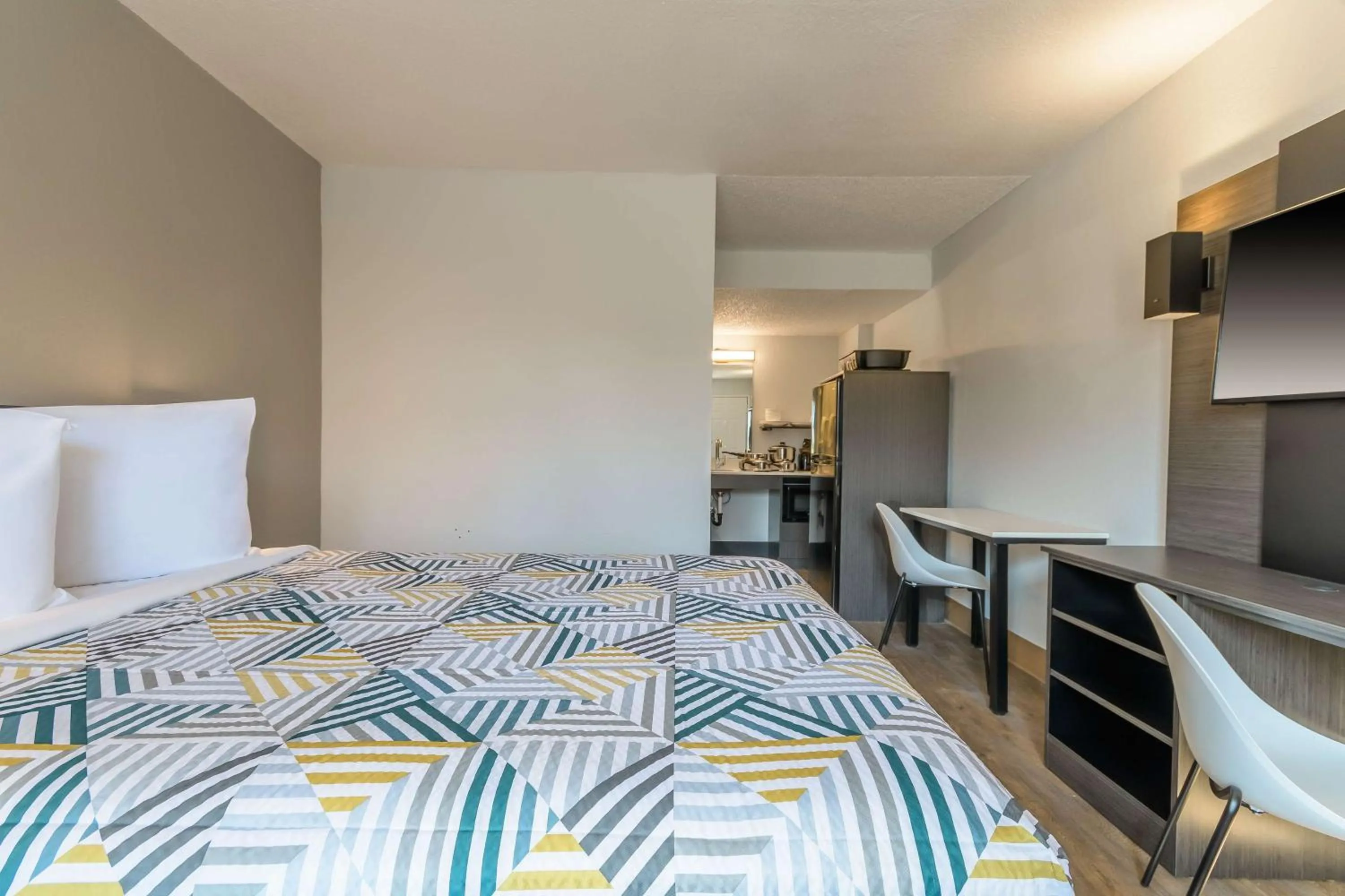 Bedroom, Bed in Studio 6 Hayward, CA Silicon Valley Gateway