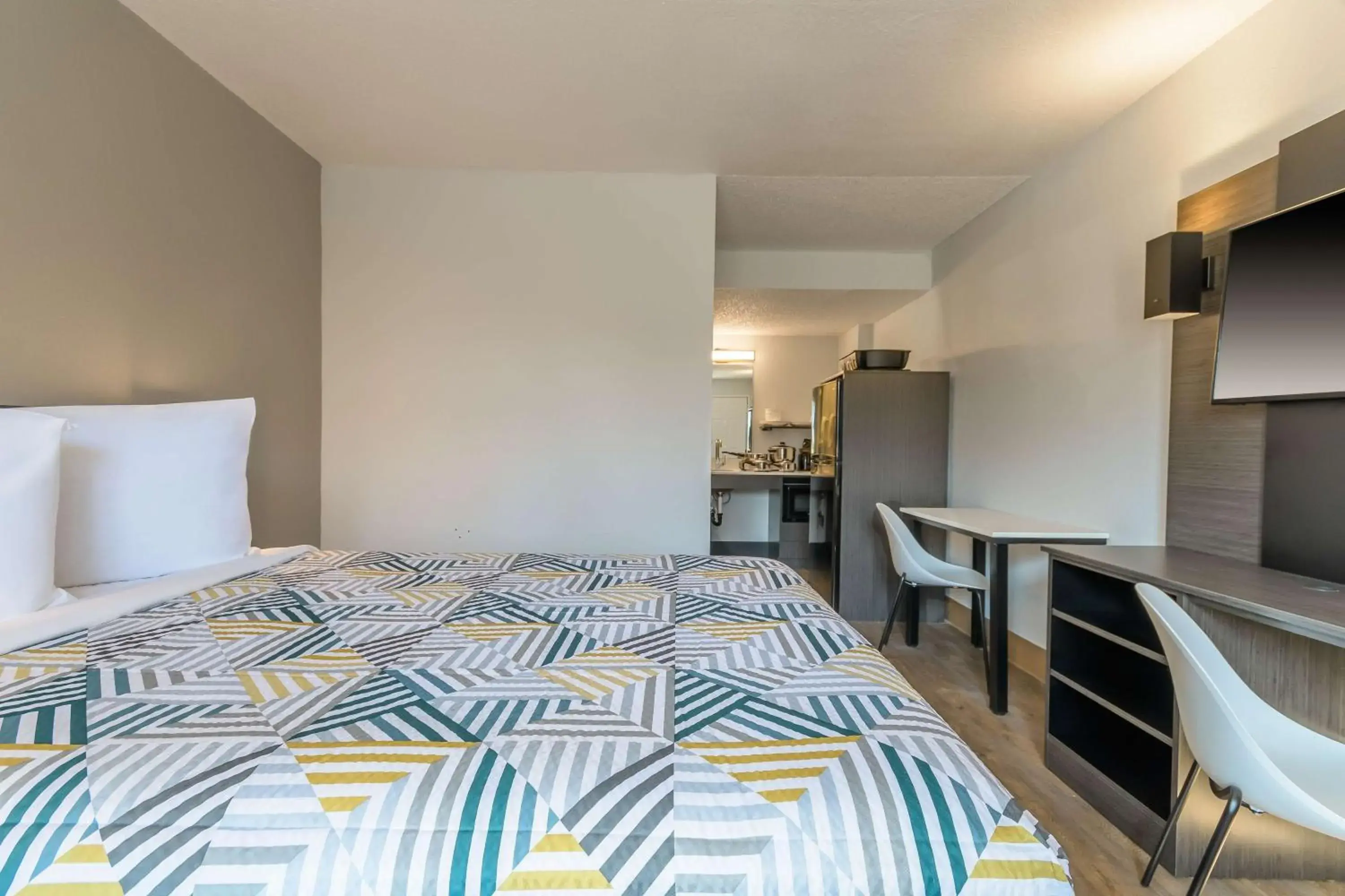 Bedroom, Bed in Studio 6 Hayward, CA Silicon Valley Gateway Bedroom, Bed in Studio 6 Hayward, CA Silicon Valley Gateway