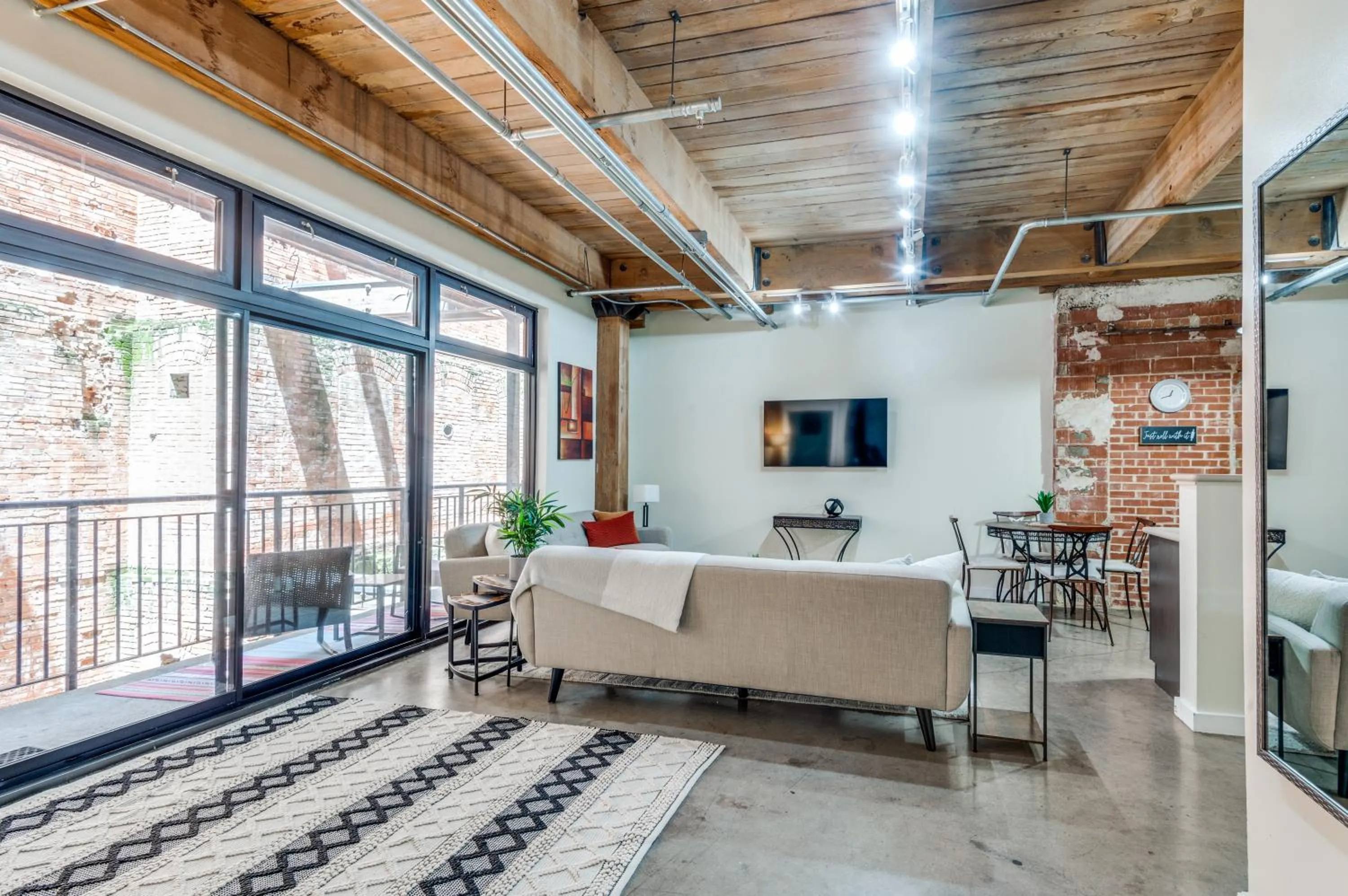 Downtown Dallas Condo - 2BR 1BA