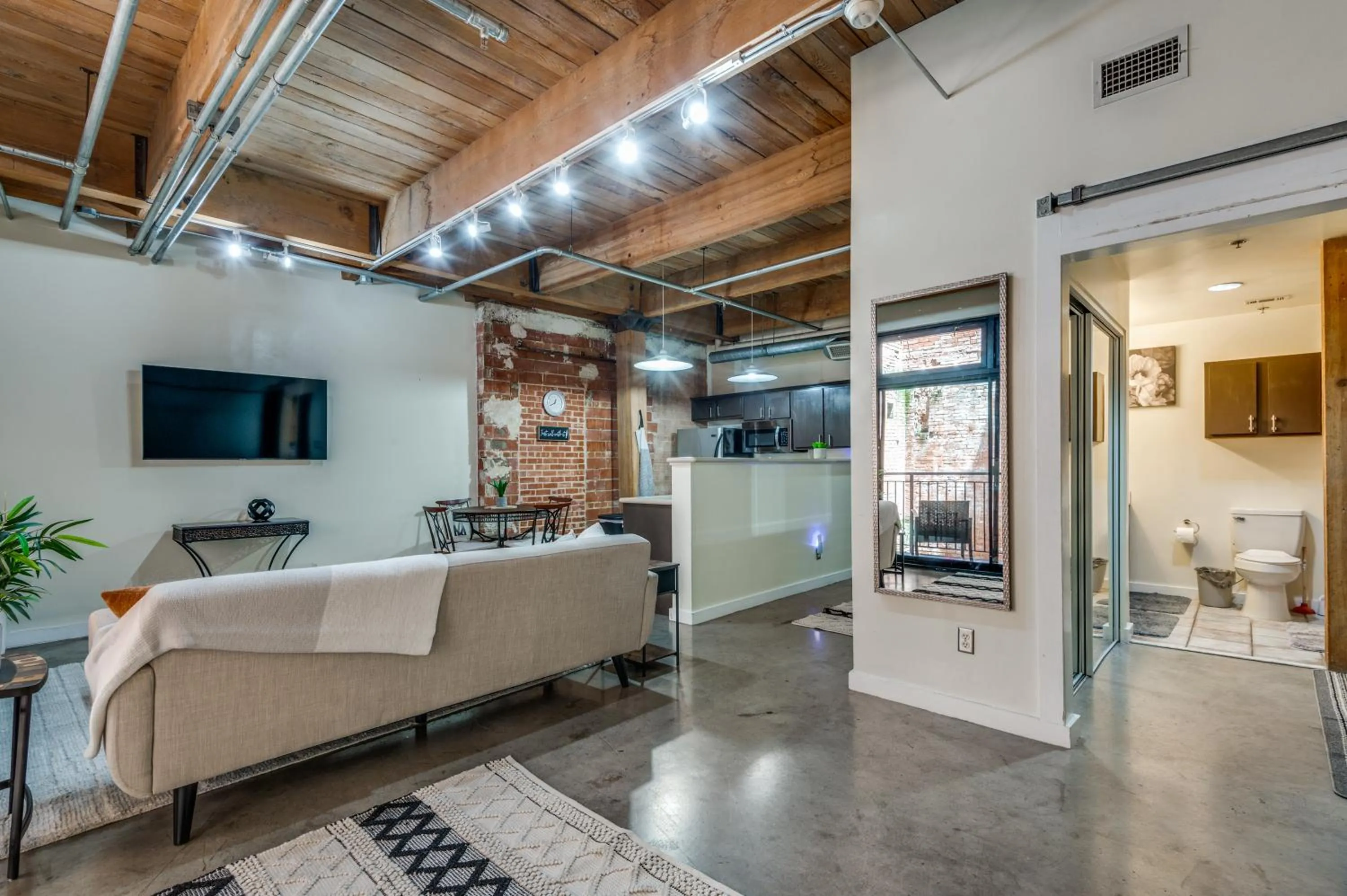 Downtown Dallas Condo - 2BR 1BA
