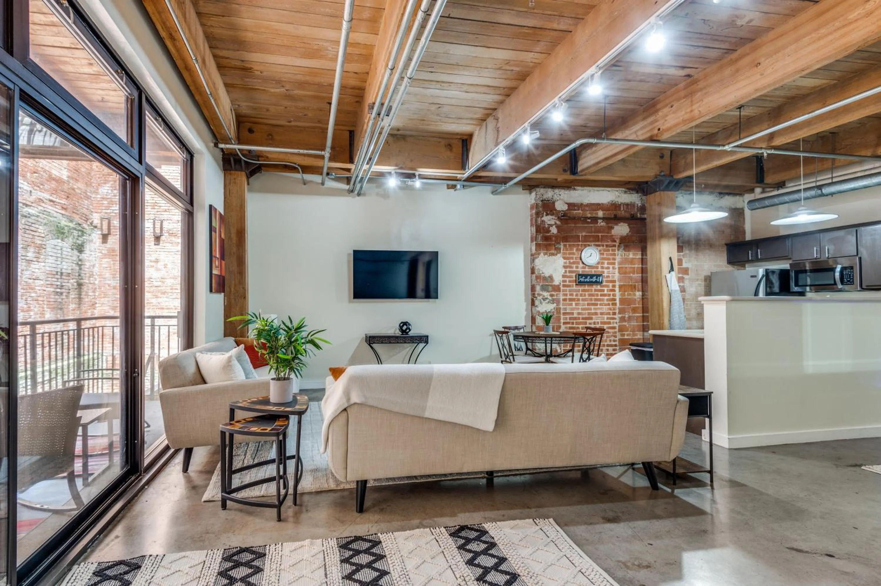 Downtown Dallas Condo - 2BR 1BA