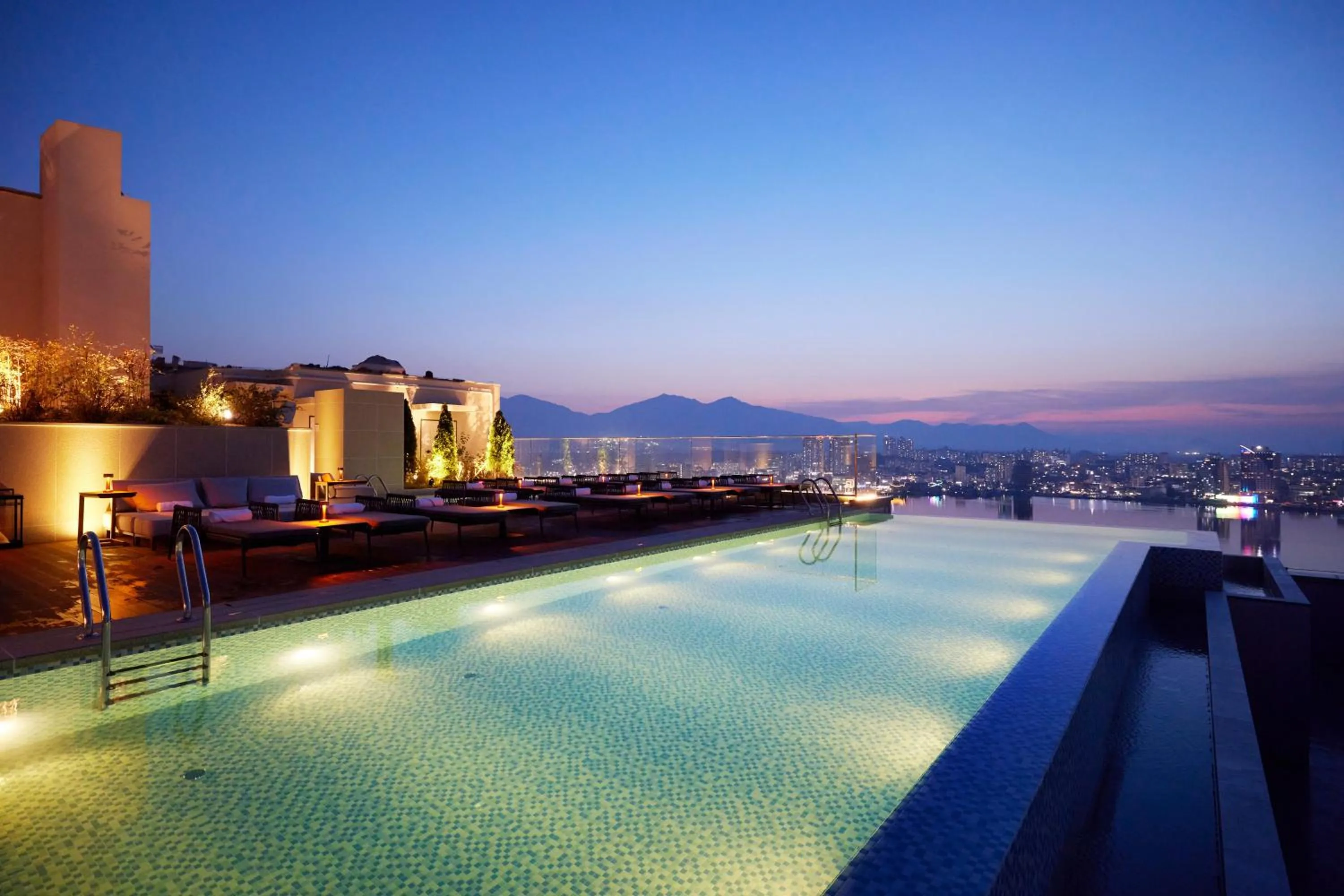 Swimming pool in Homm Marina Sokcho