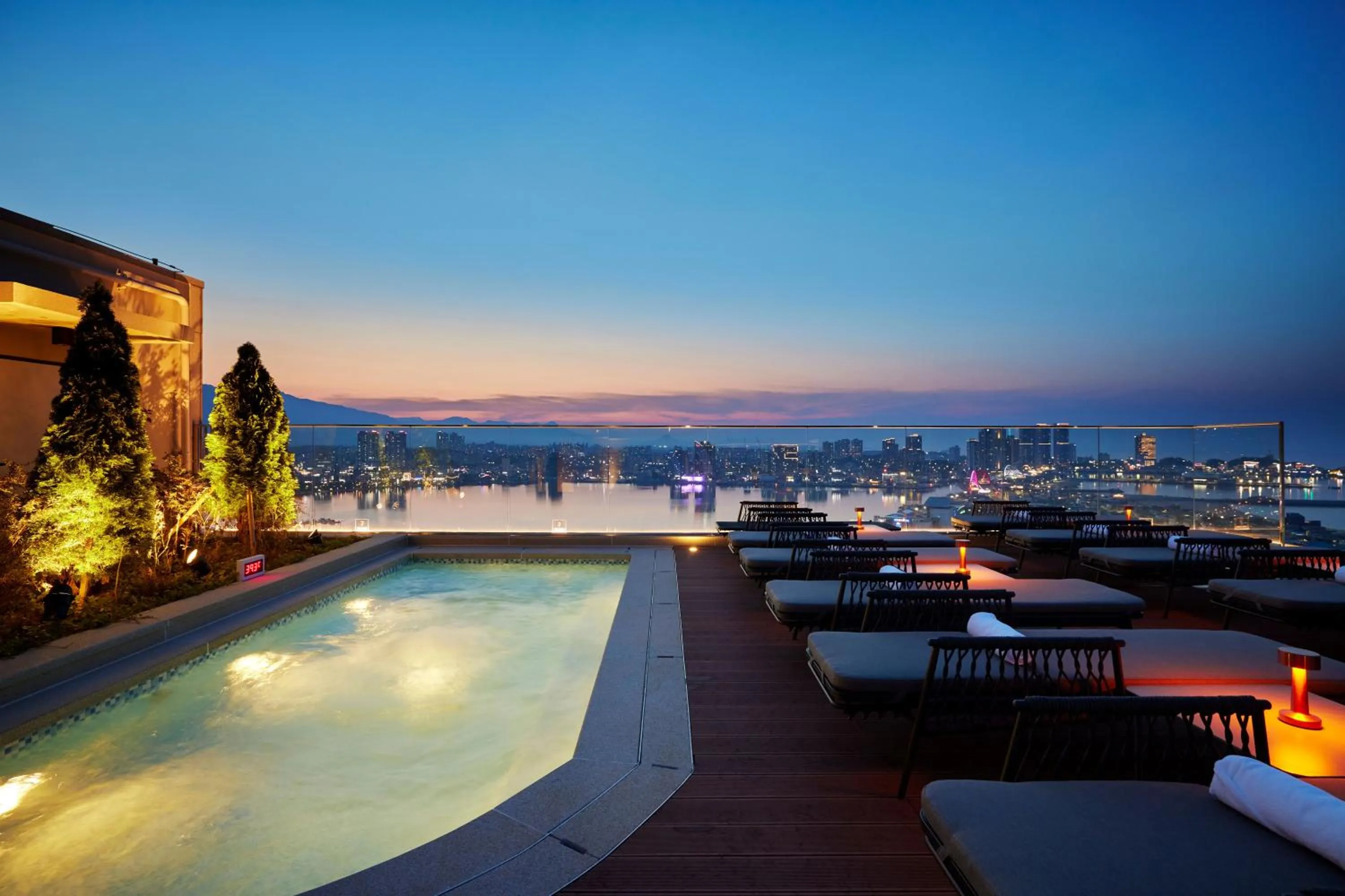 Swimming pool in Homm Marina Sokcho