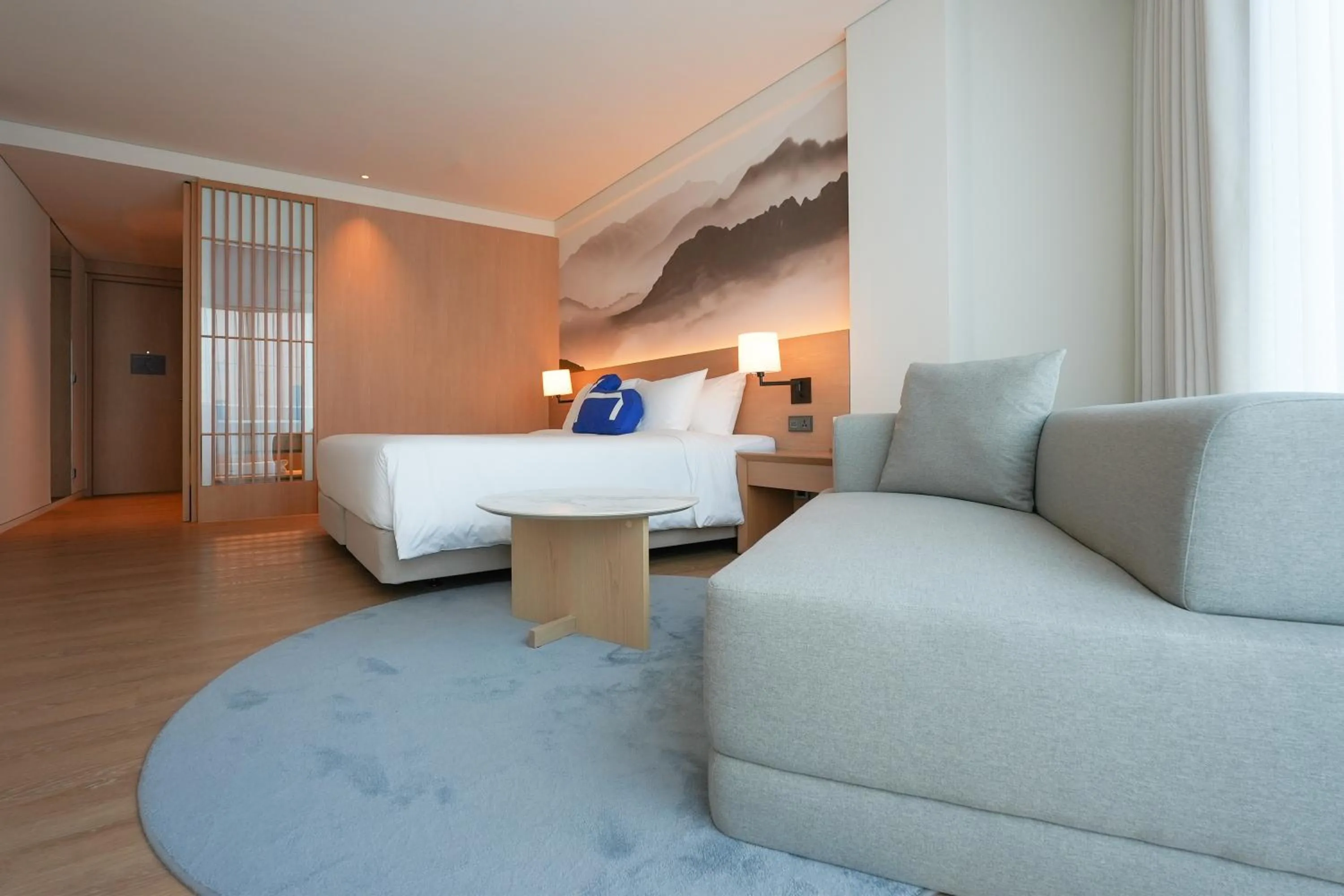 Seating area, Bed in Homm Marina Sokcho