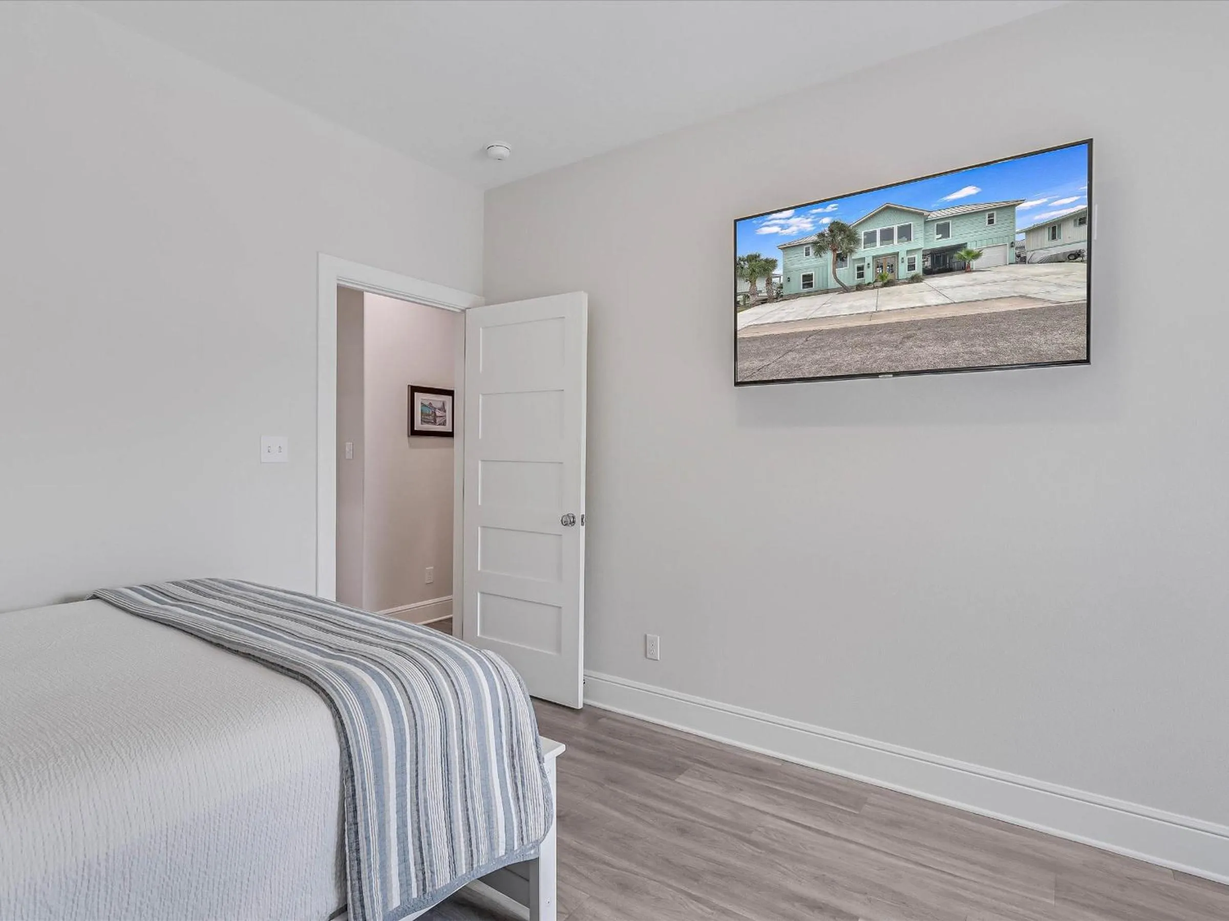 Other, Bed in Flamingo House