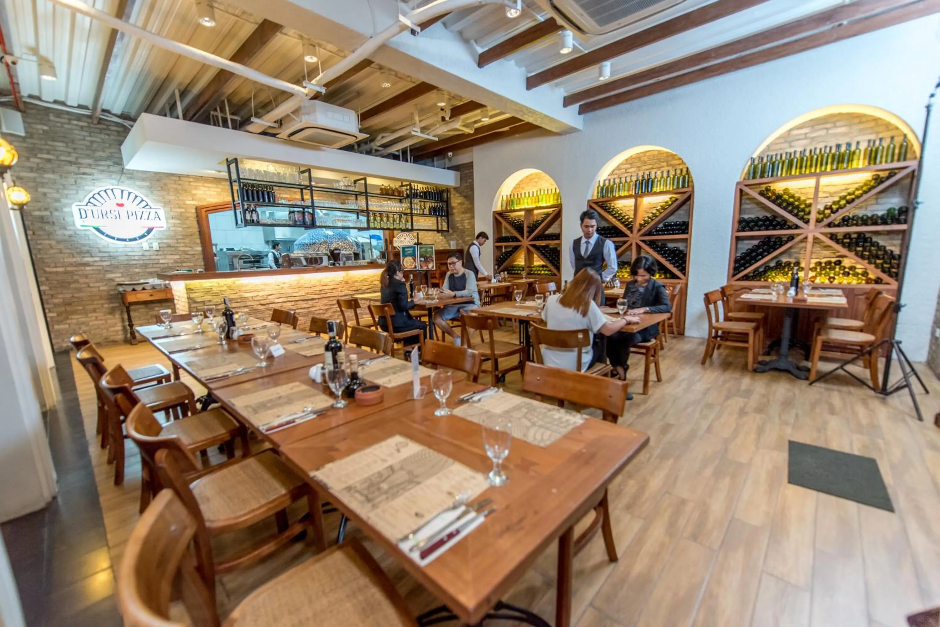 Restaurant/places to eat in Hotel 1925