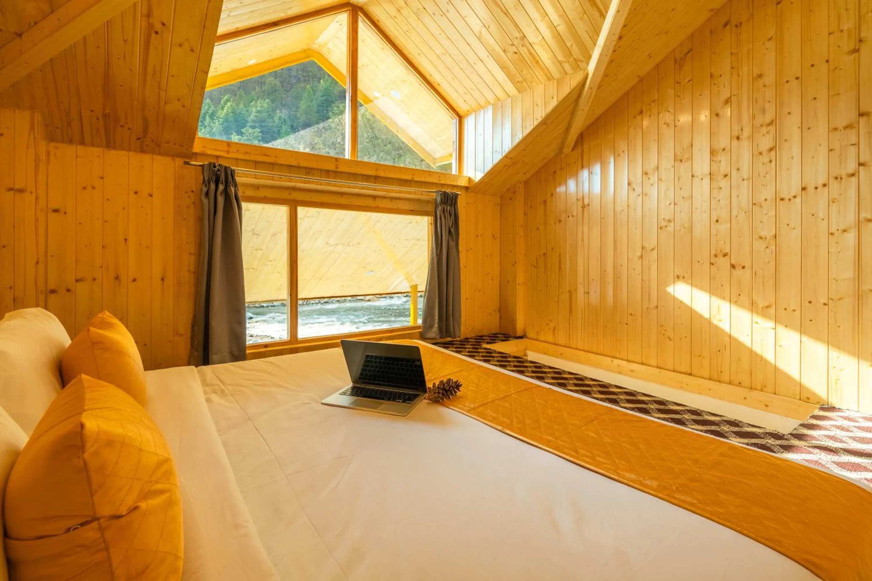 Bed in The Social Stays Kasol