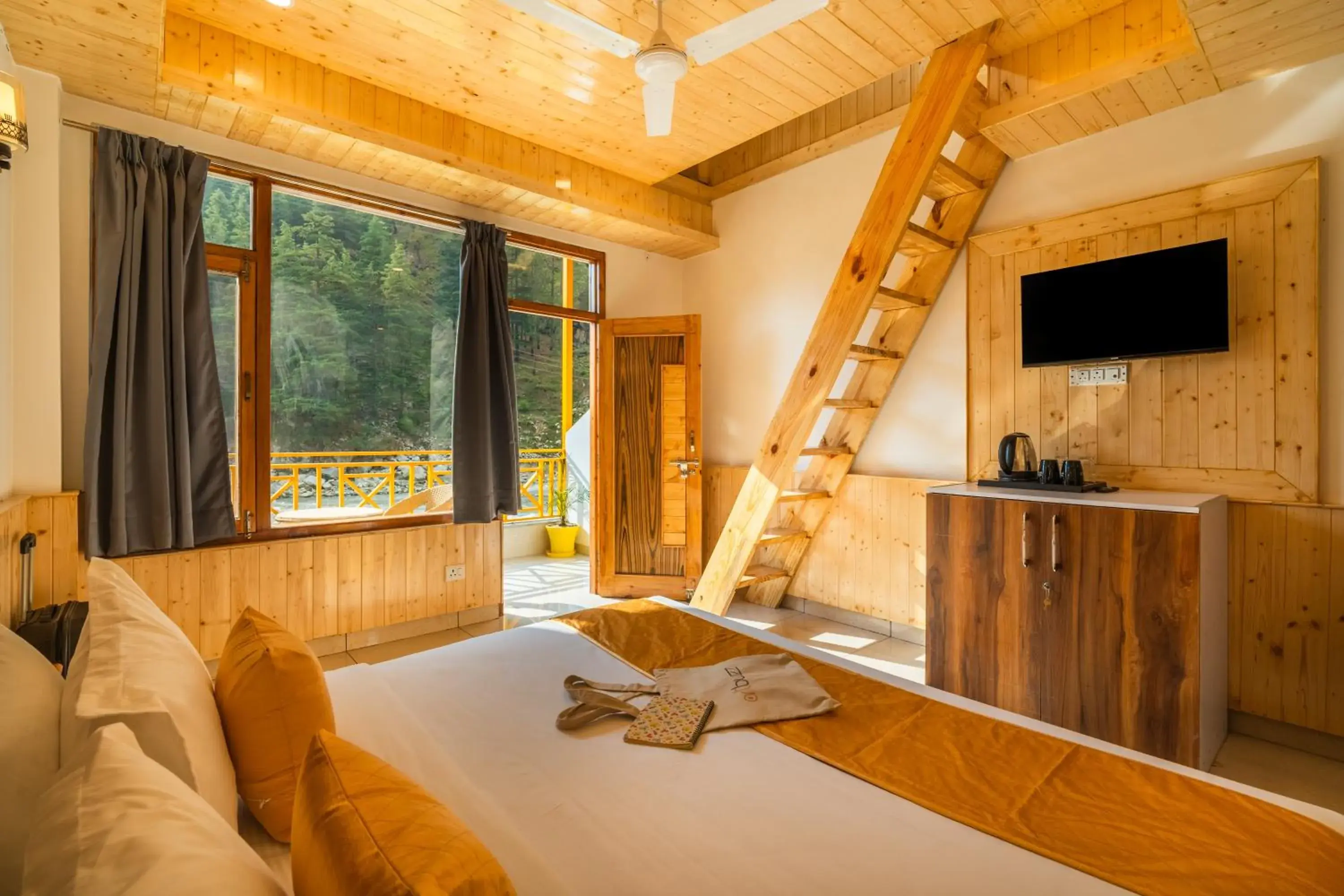 Communal lounge/ TV room, Bed in The Social Stays Kasol Communal lounge/ TV room, Bed in The Social Stays Kasol