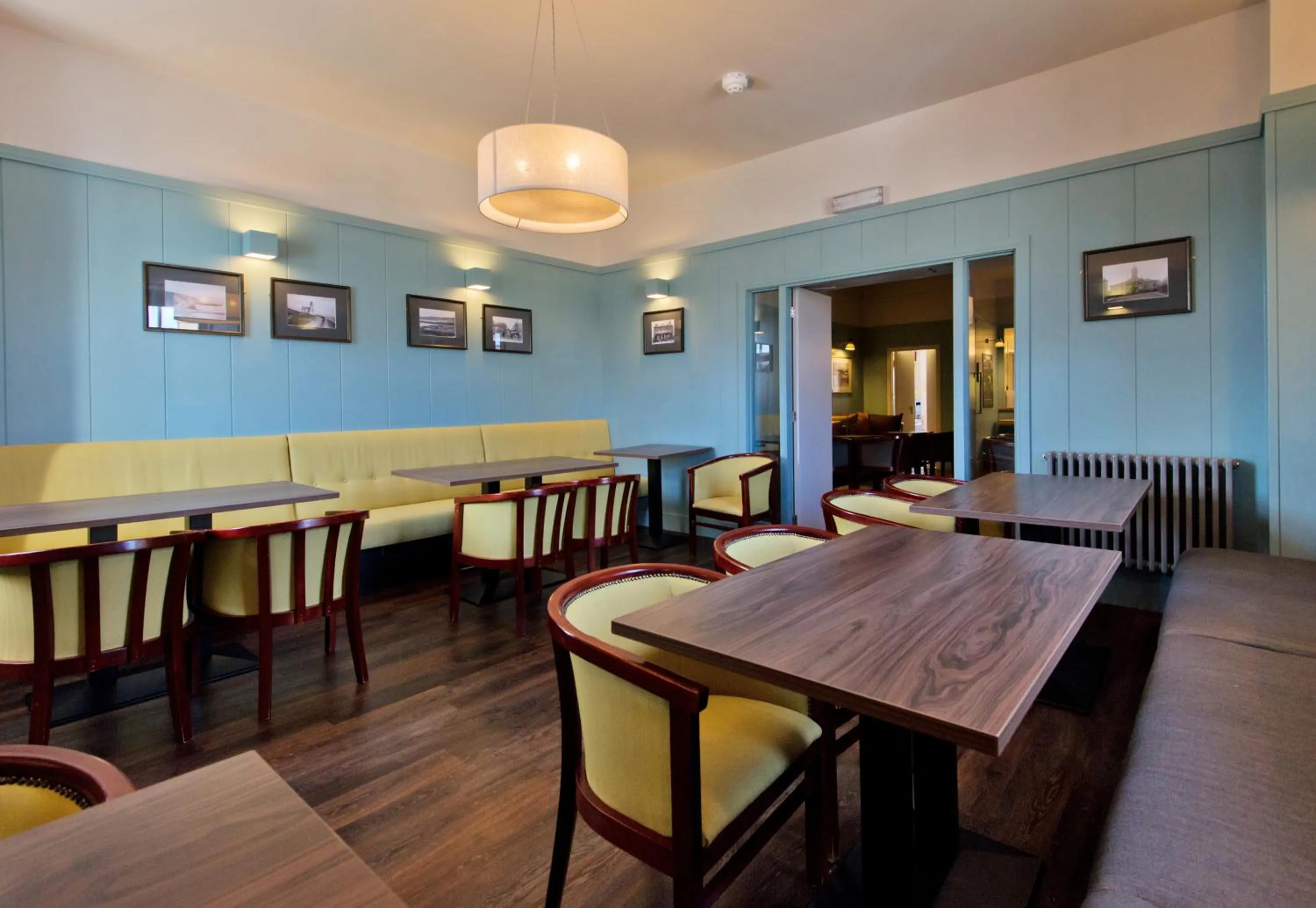 Restaurant/places to eat in Station Hotel