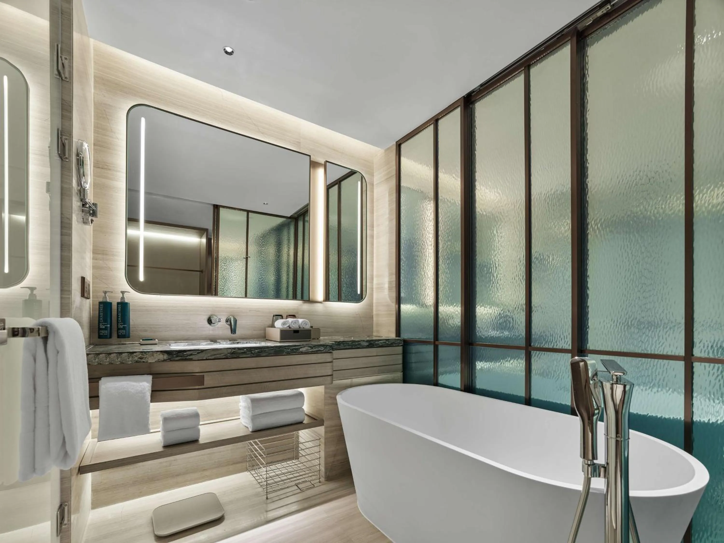 Bathroom, Bed in Doubletree By Hilton Chengdu Xinglong Lake