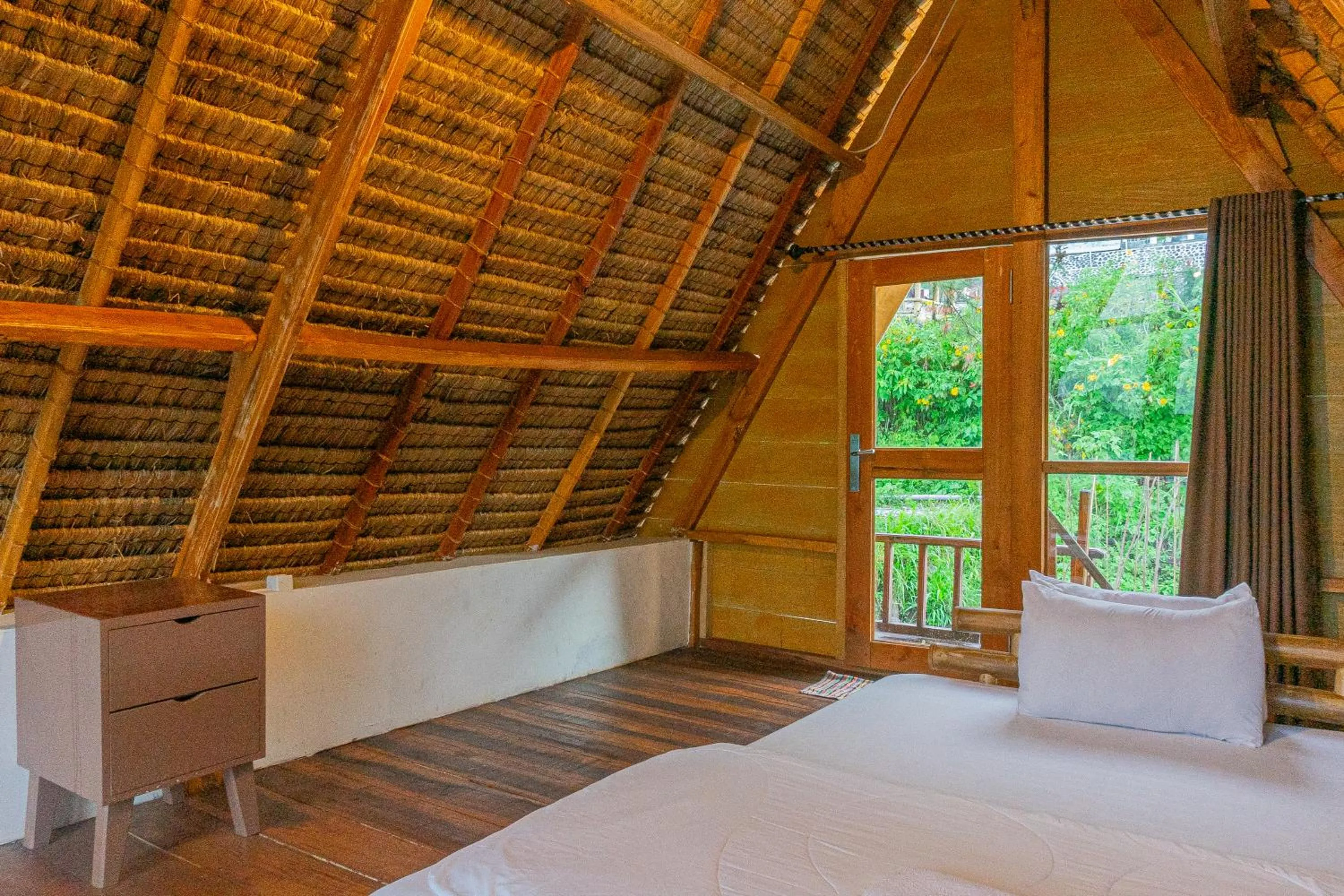 Bedroom, Bed in Bale Aur Sembalun