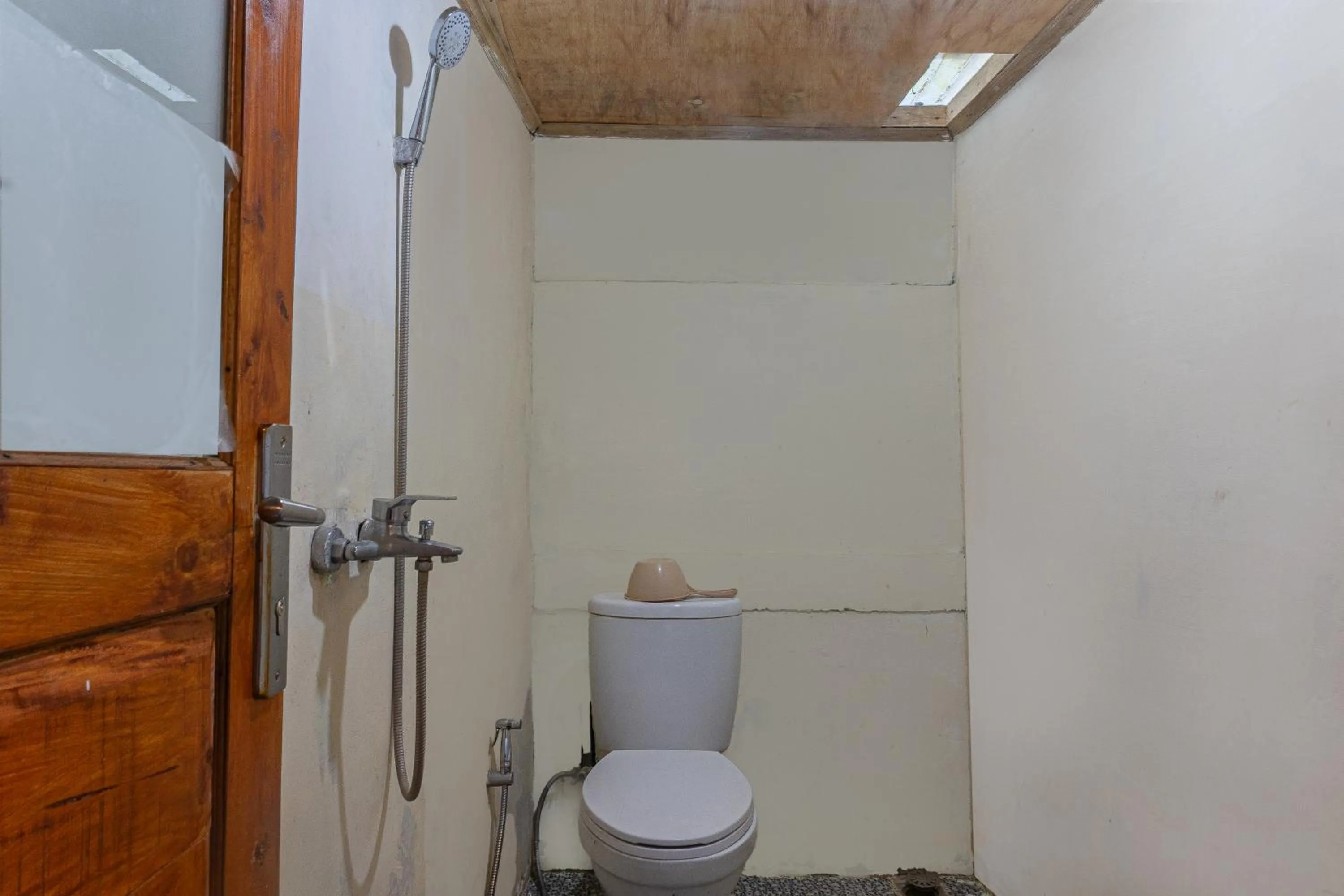 Shower in Bale Aur Sembalun